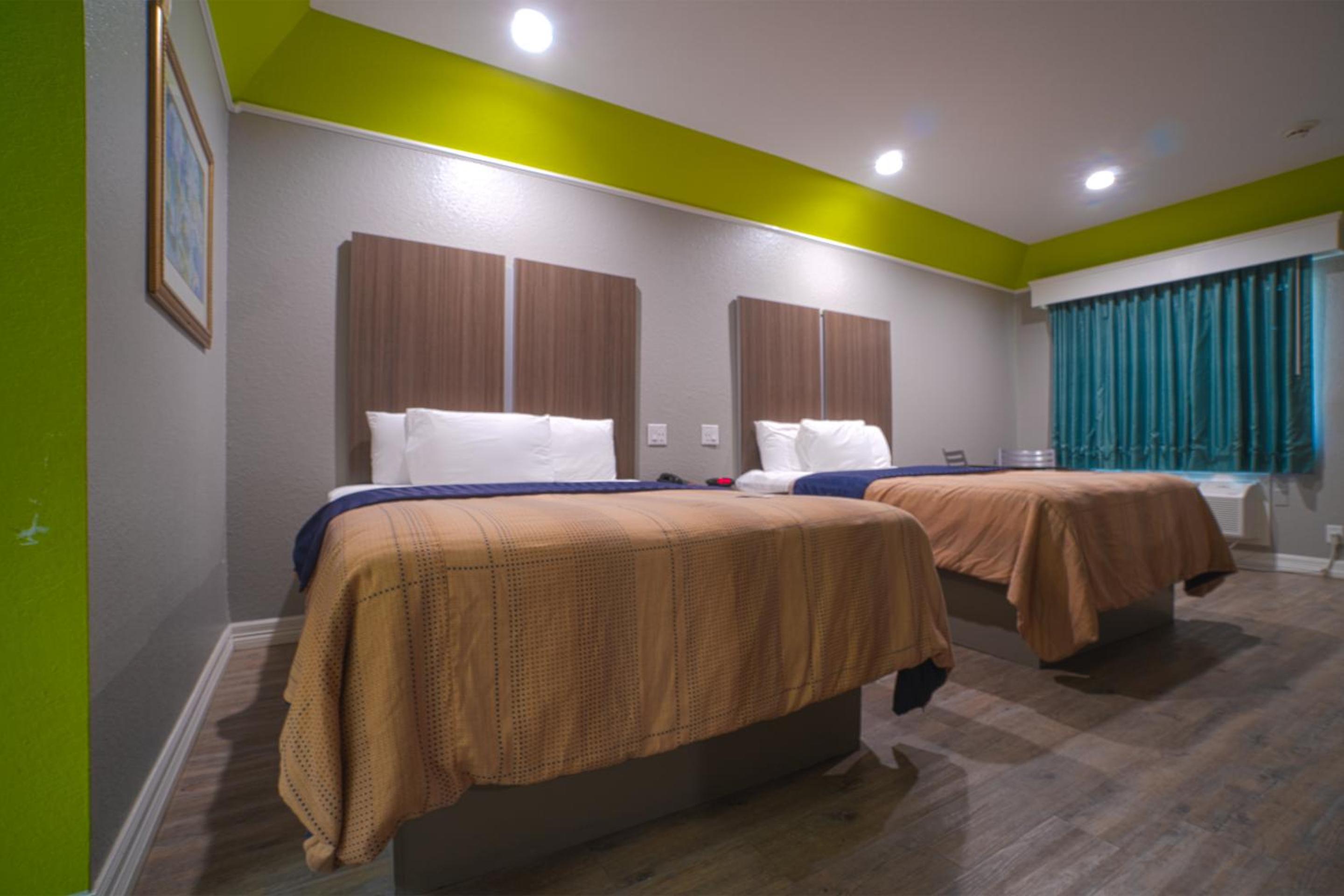  2 Queen Beds Non Smoking - Photo 9