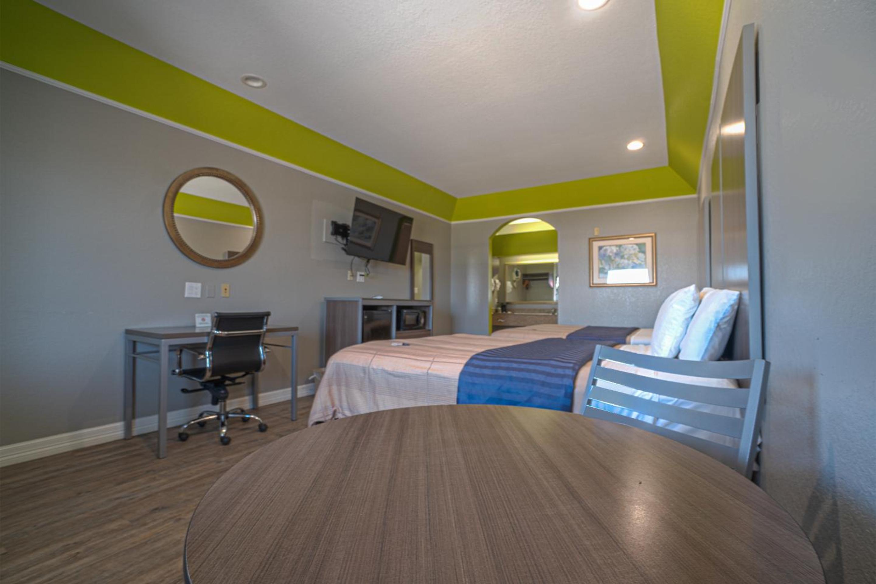  2 Queen Beds Non Smoking - Photo 10