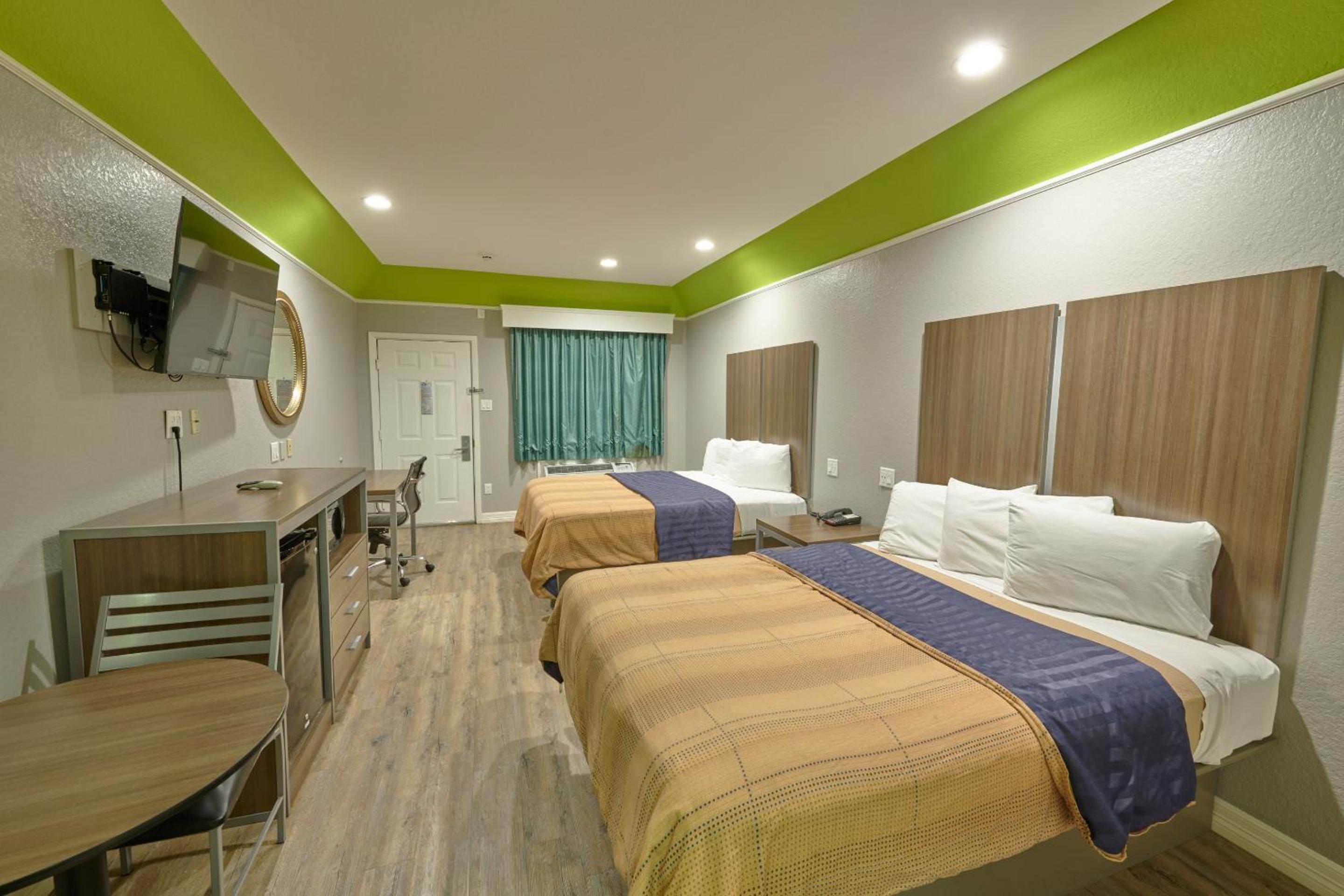  2 Queen Beds Non Smoking - Photo 1