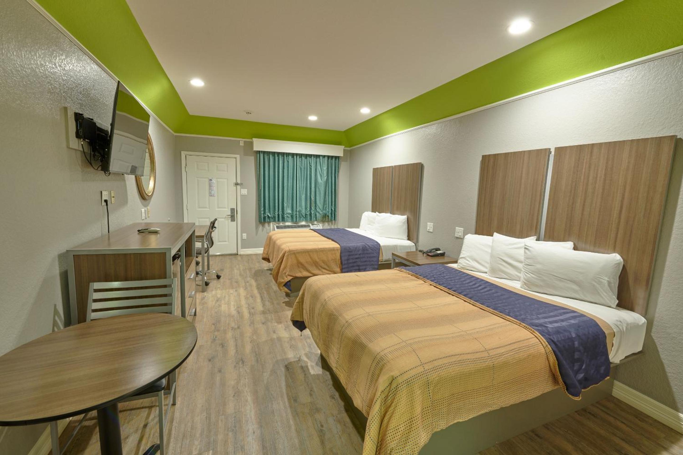 2 Queen Beds Non Smoking - Photo 6