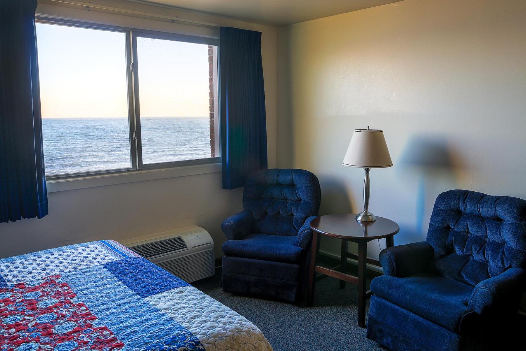 Queen Room with Two Queen Beds - Lake View photo 2