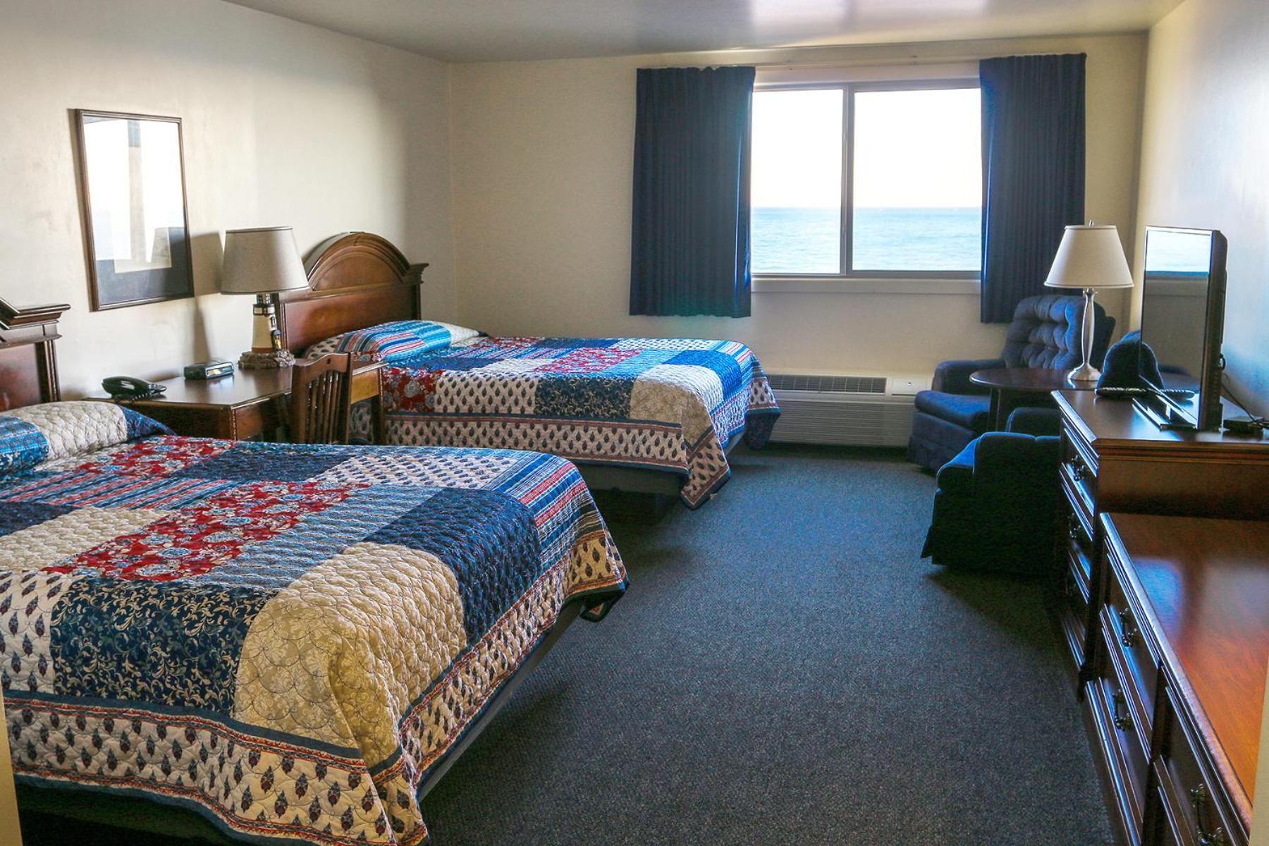 Queen Room with Two Queen Beds - Lake View photo 1
