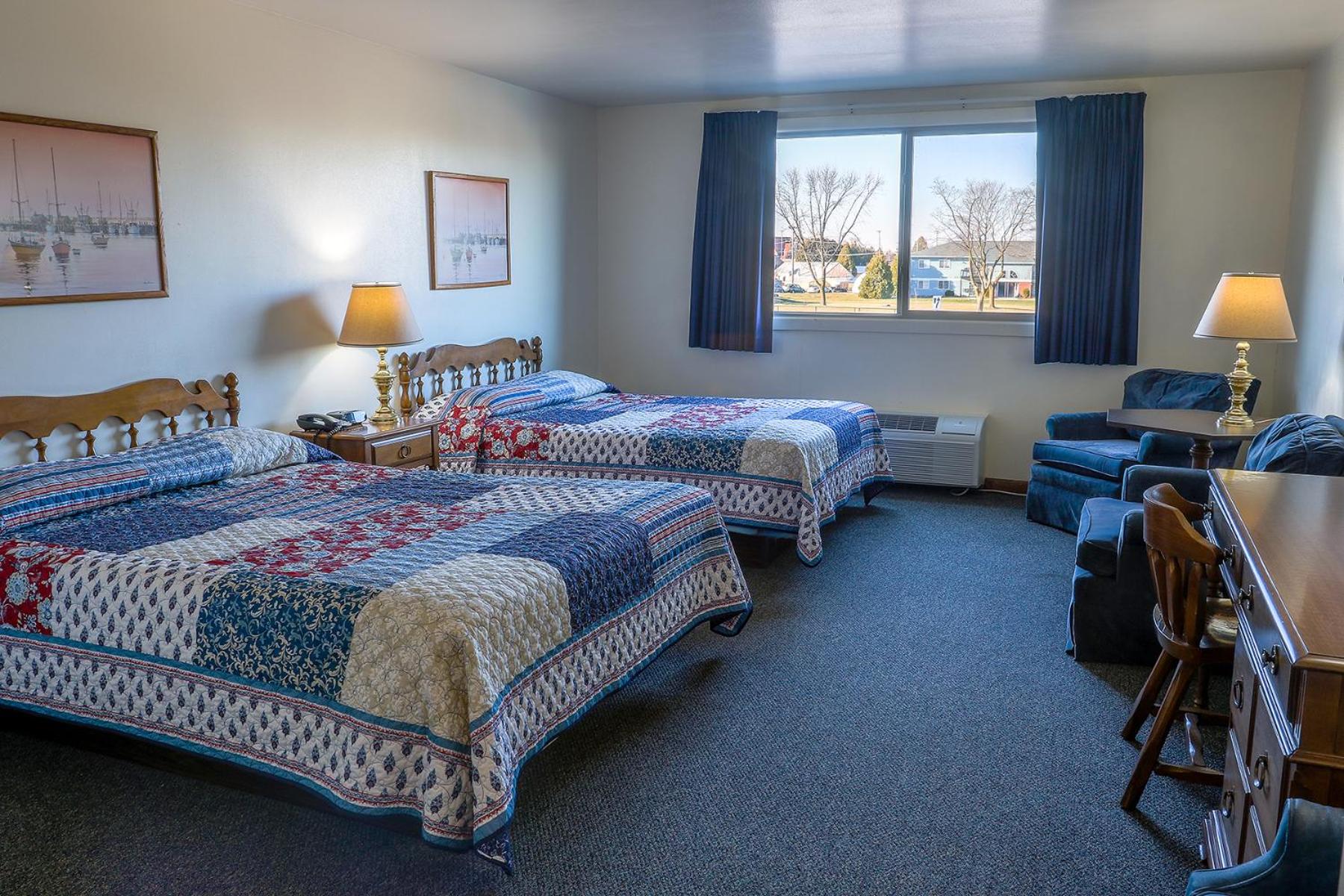 Queen Room with Two Queen Beds Park View photo 1