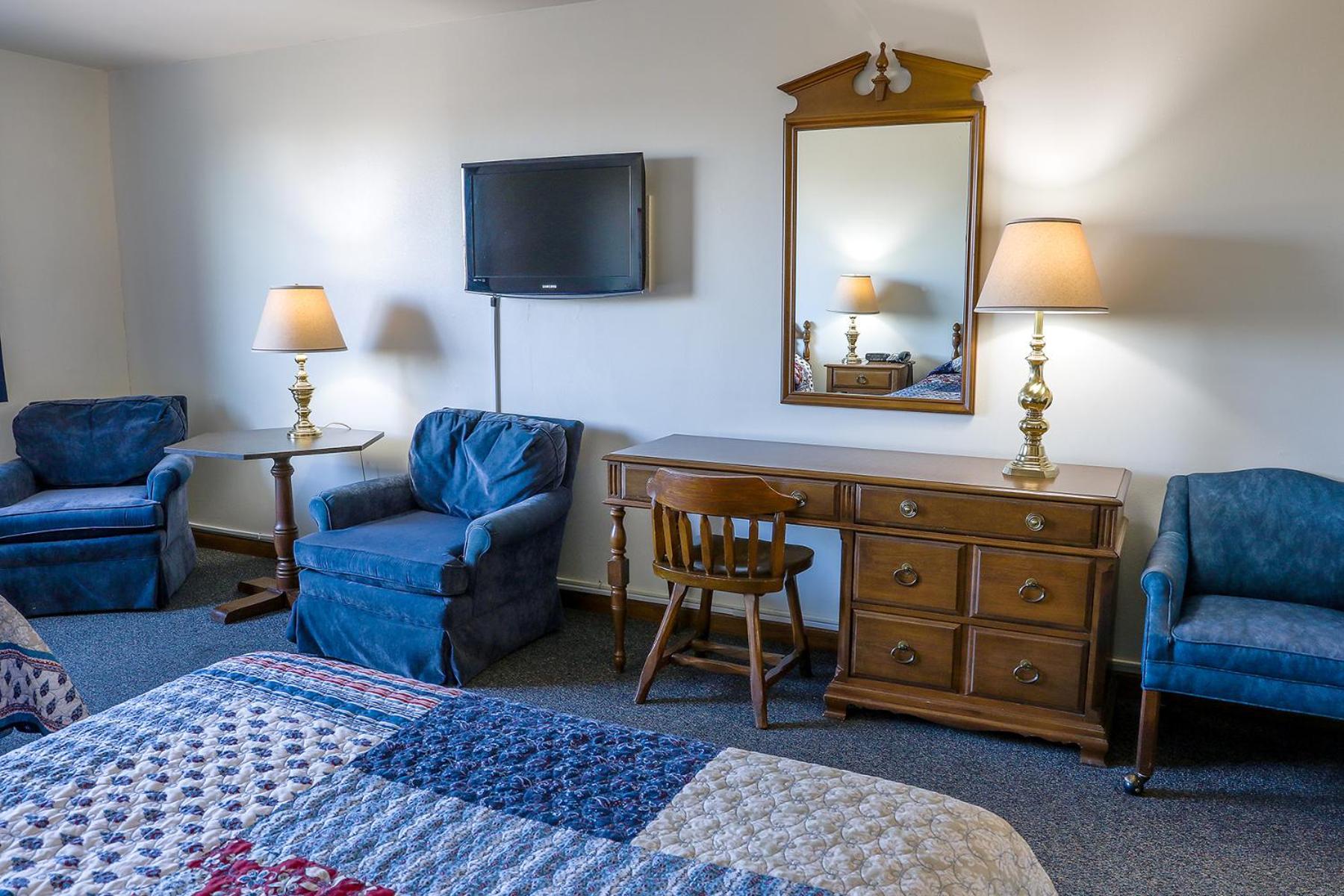 Queen Room with Two Queen Beds Park View photo 3