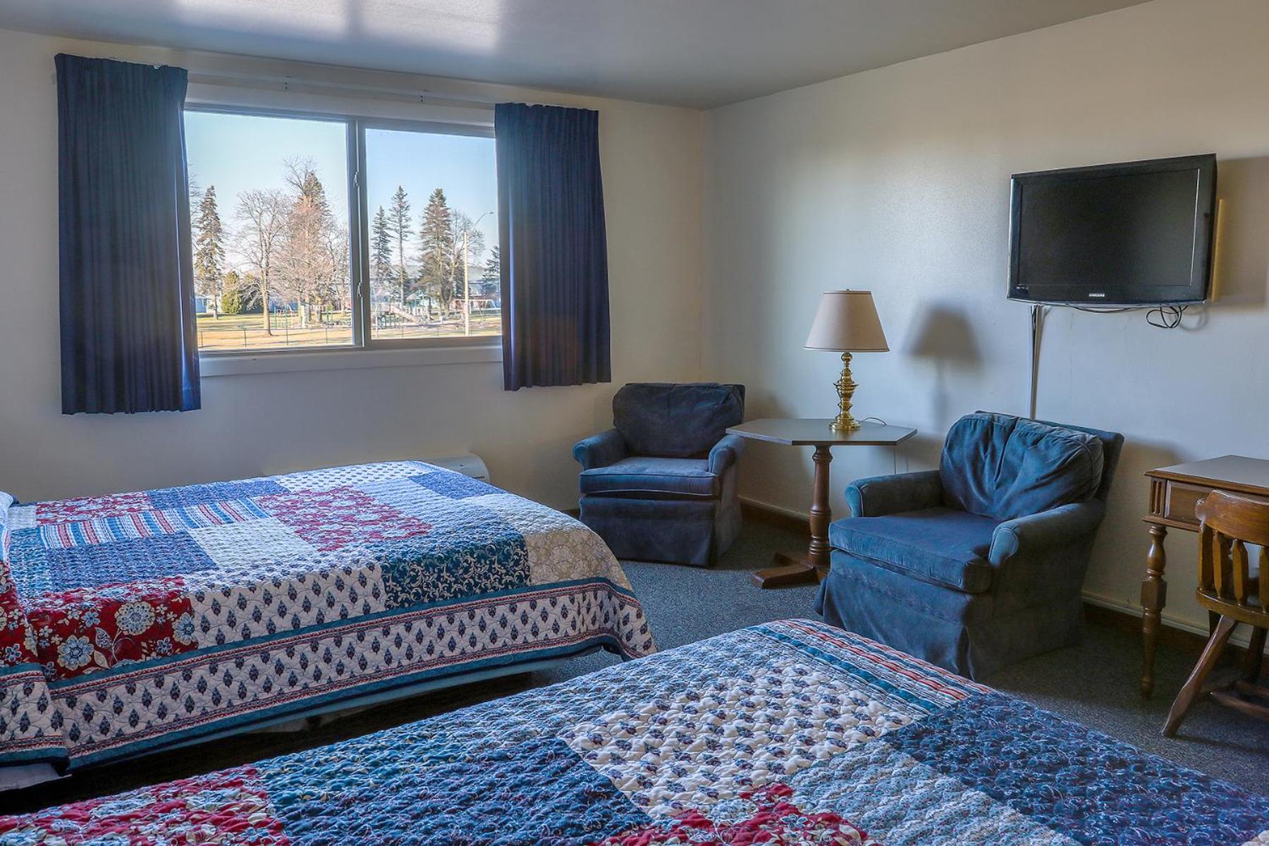 Queen Room with Two Queen Beds Park View photo 2
