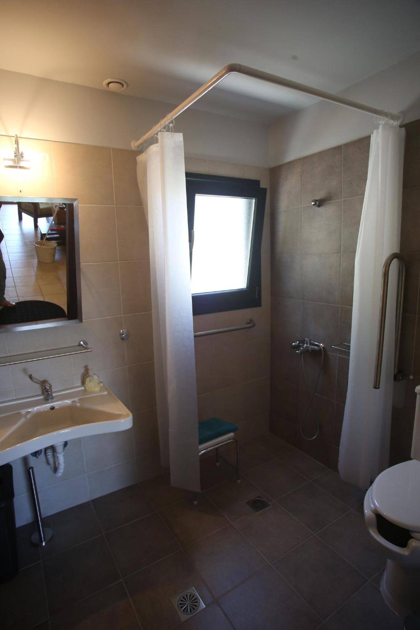 Two-Bedroom House - Photo 22