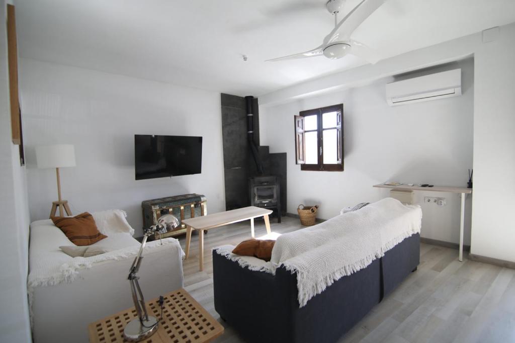 Apartment with Balcony - Photo 6