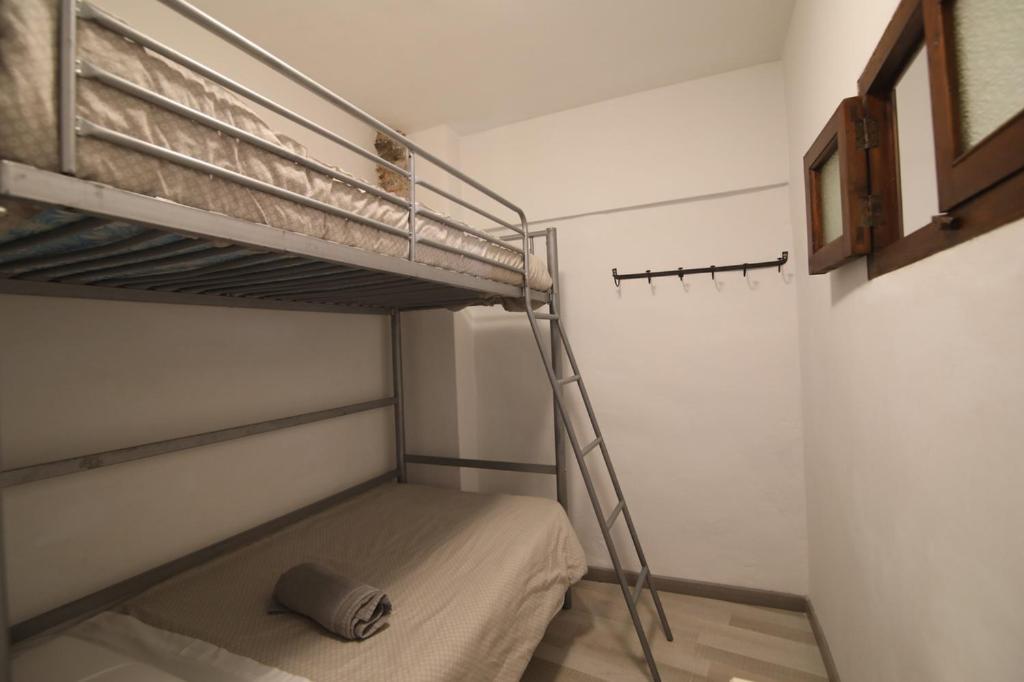 Apartment with Balcony - Photo 5