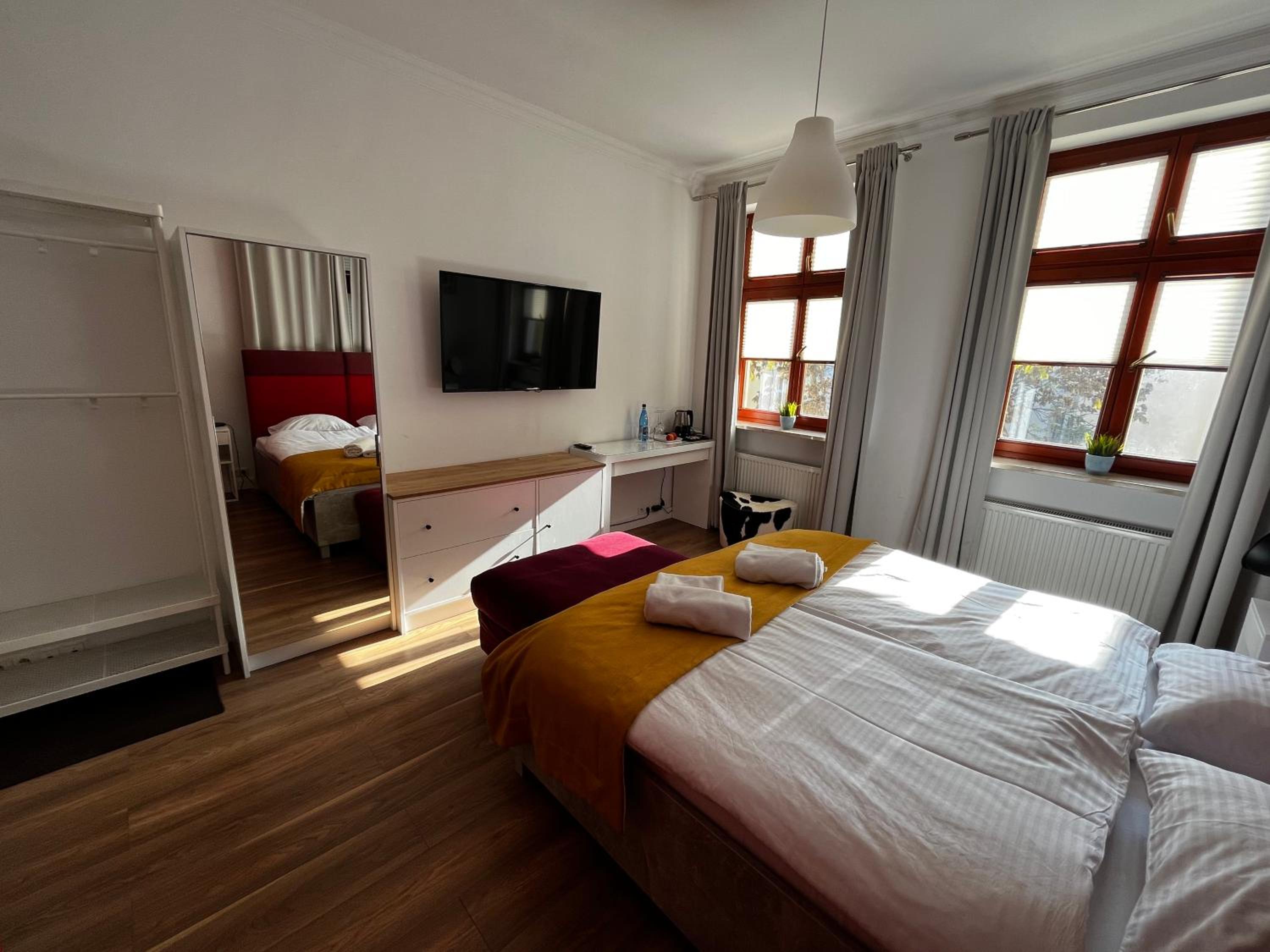 Deluxe Double Room with Shower - Photo 3