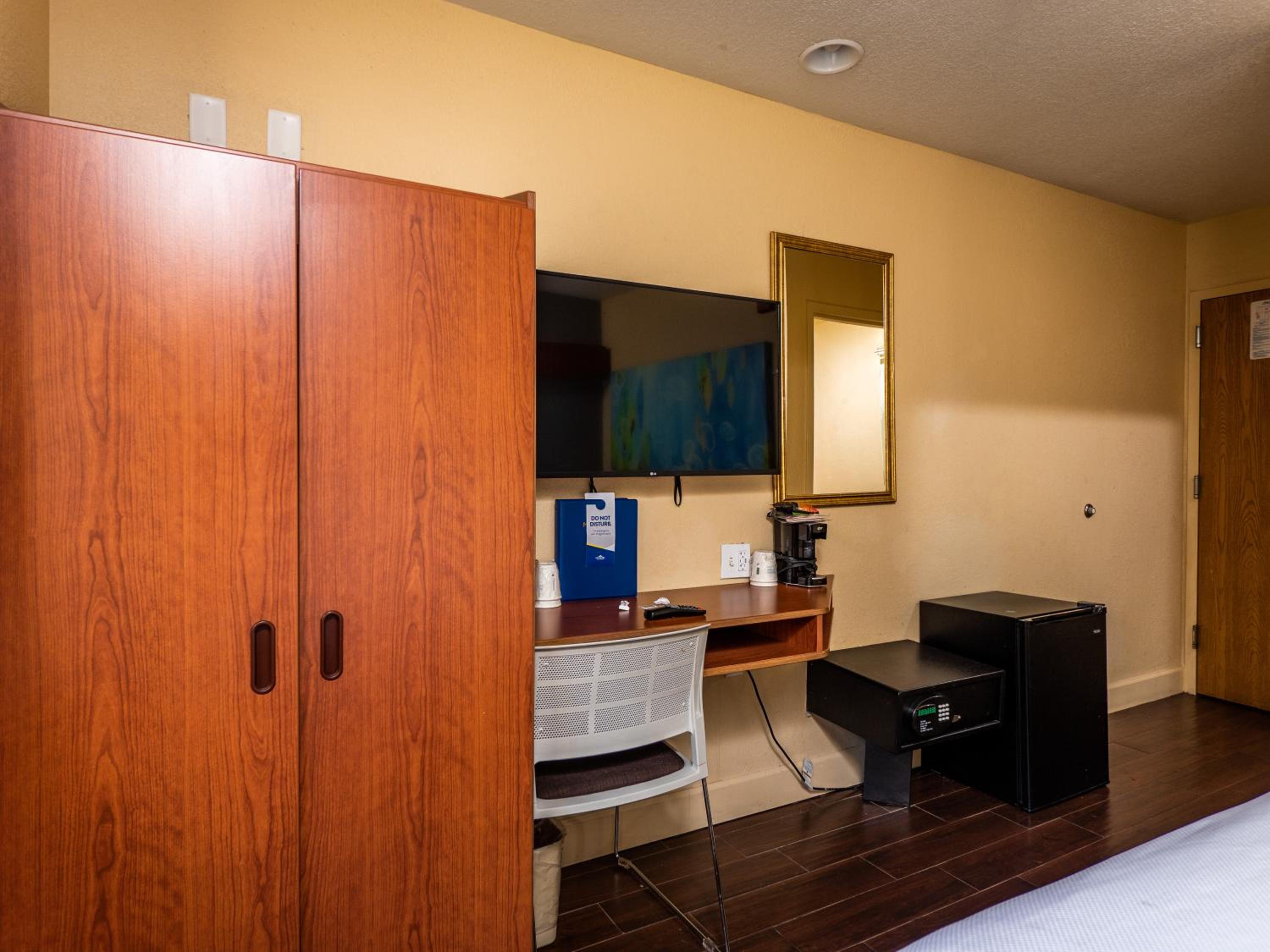 Queen Room - Non-Smoking - Photo 2
