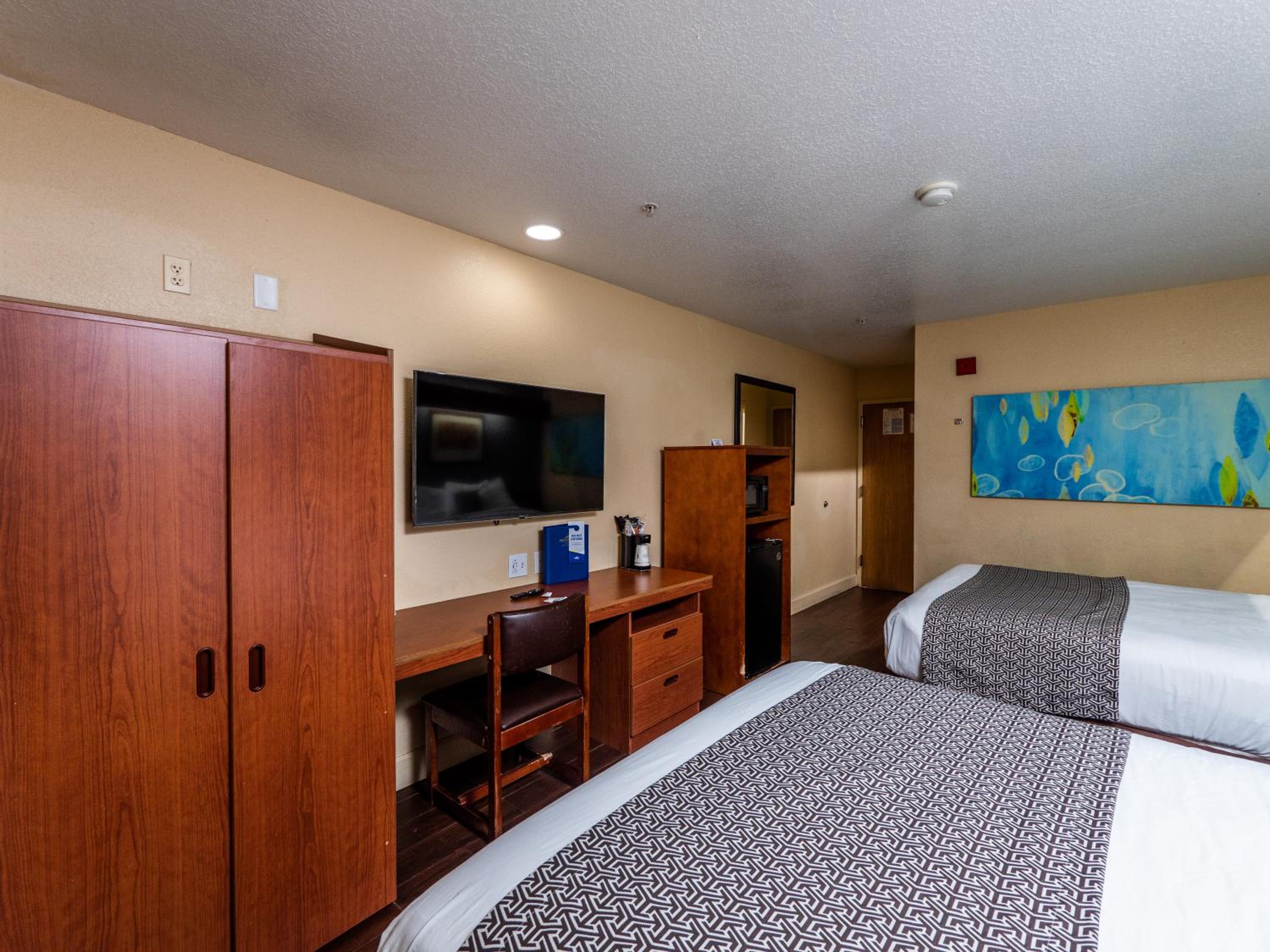 Queen Room with Two Queen Beds - Non-Smoking - Photo 5