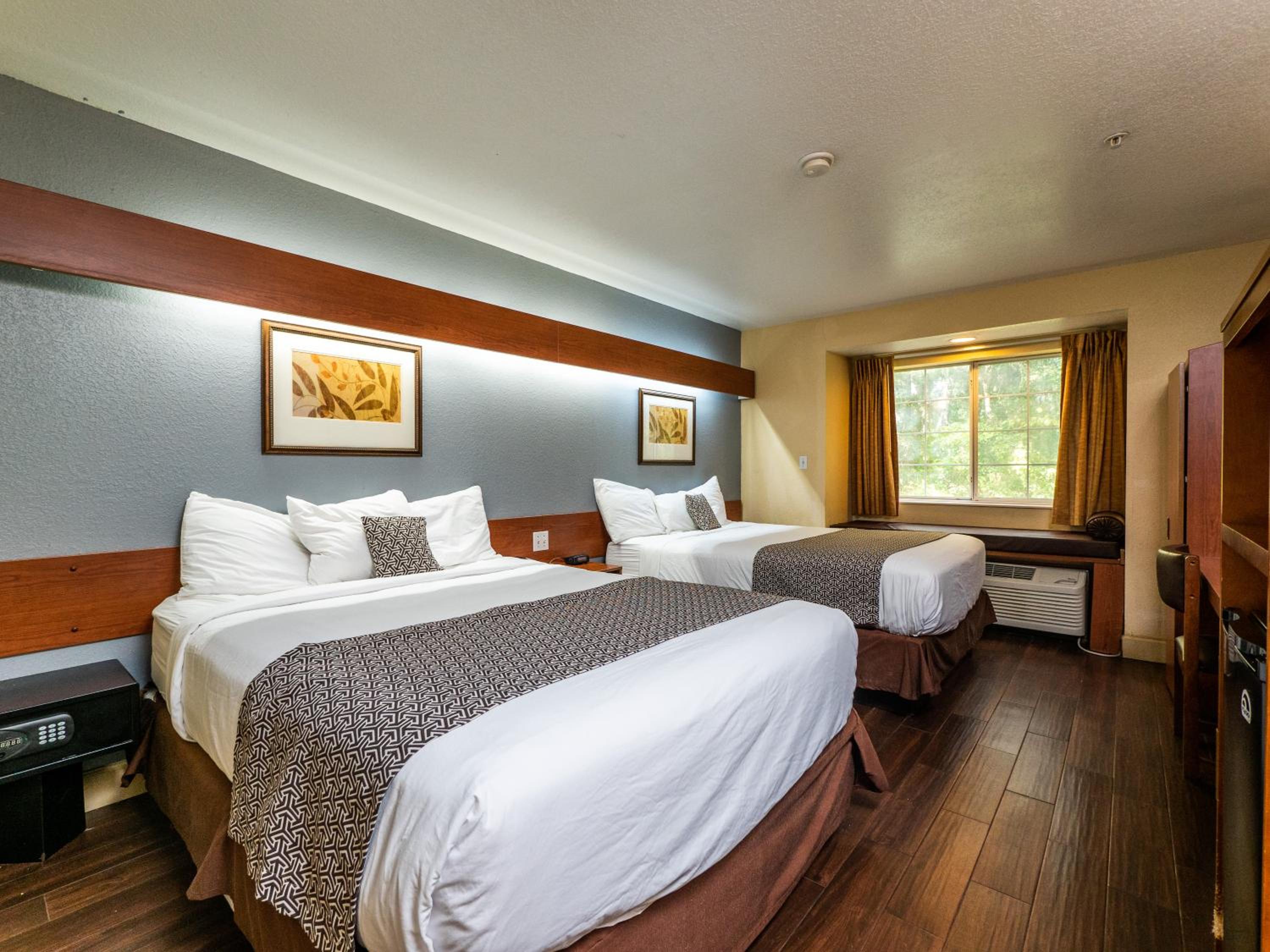 Queen Room with Two Queen Beds - Non-Smoking - Photo 1