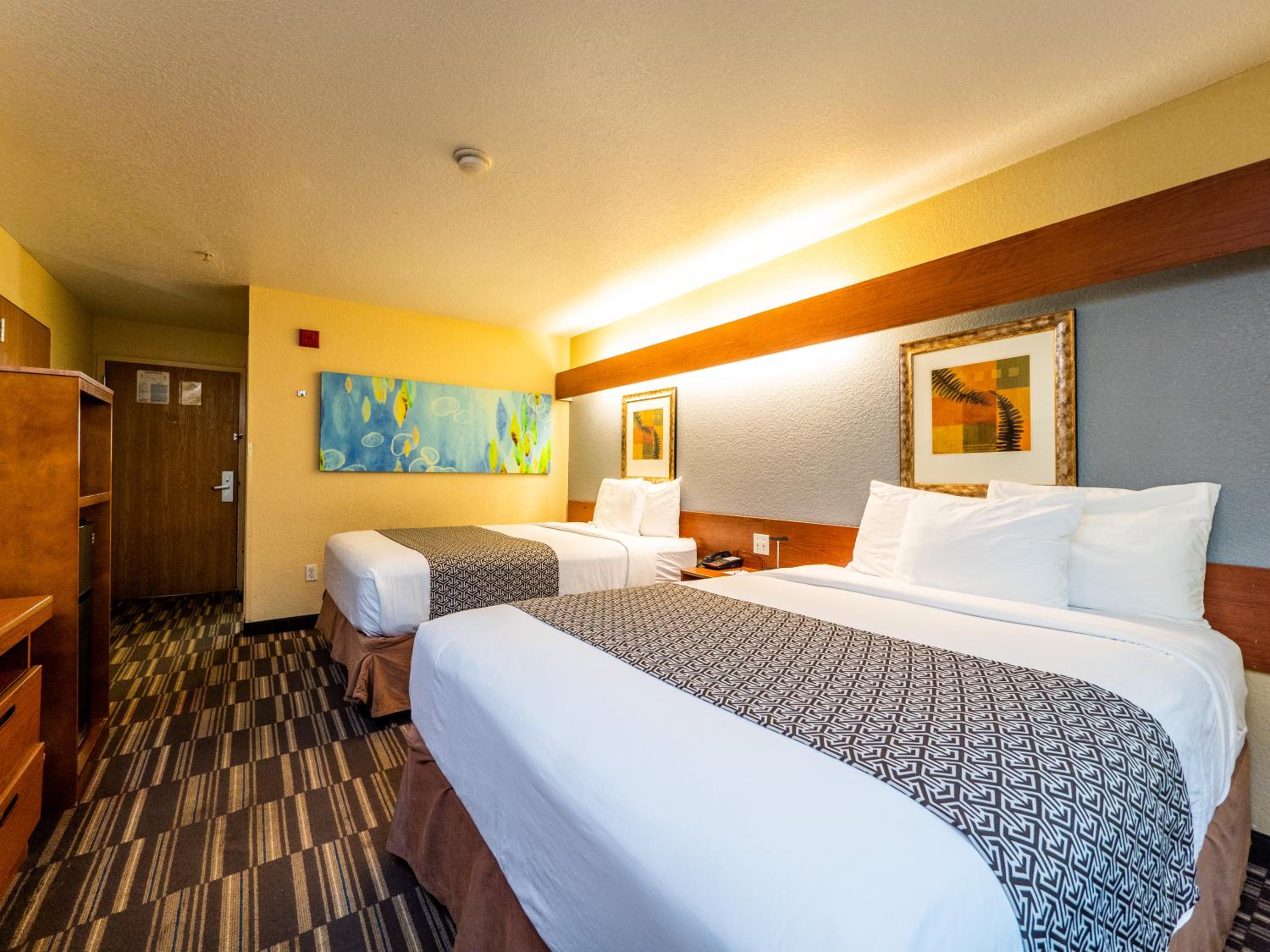 Queen Room with Two Queen Beds - Non-Smoking - Photo 2