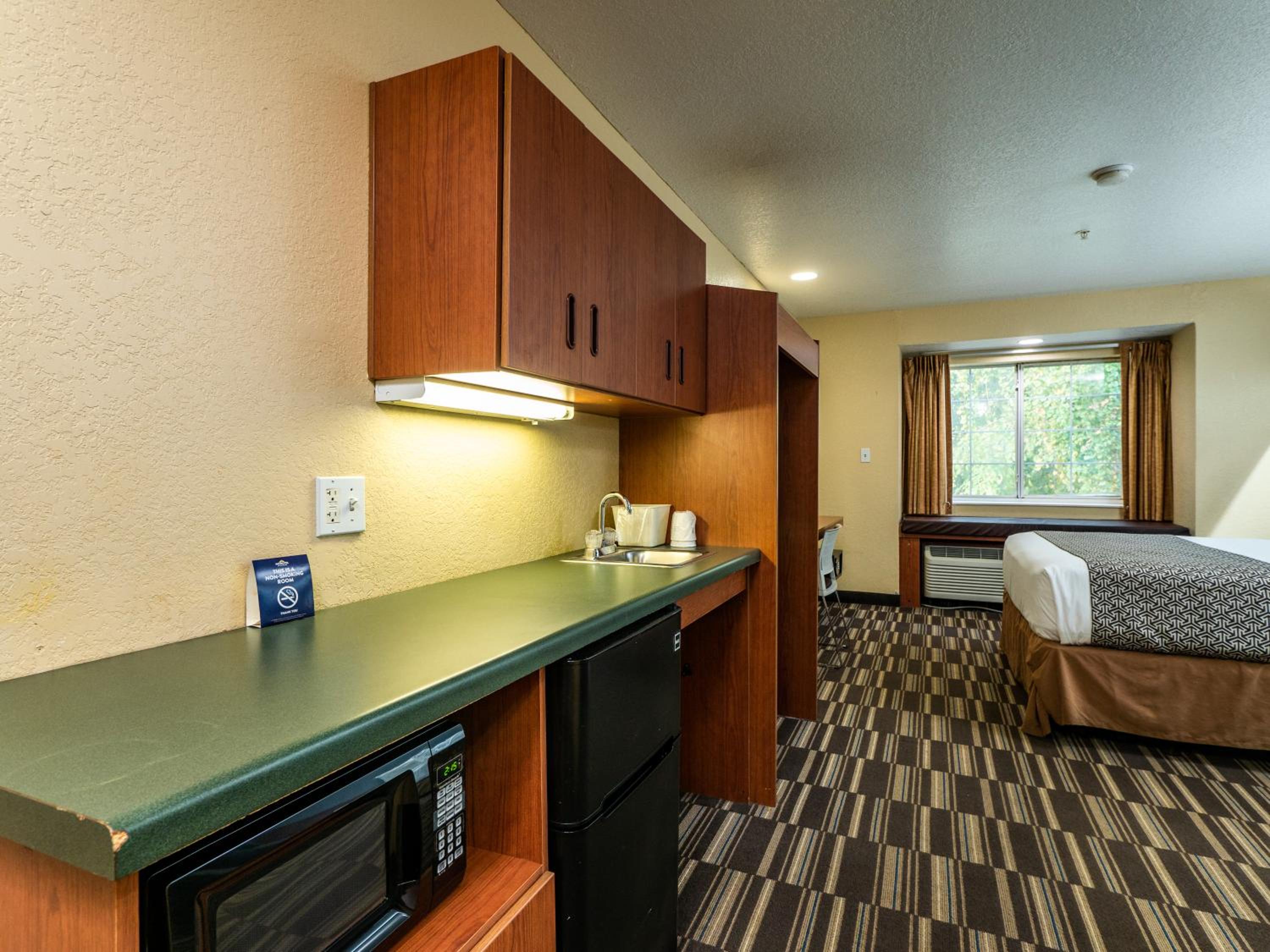 Queen Studio Suite - Mobility and Hearing Impaired Access/Non-Smoking - Photo 1
