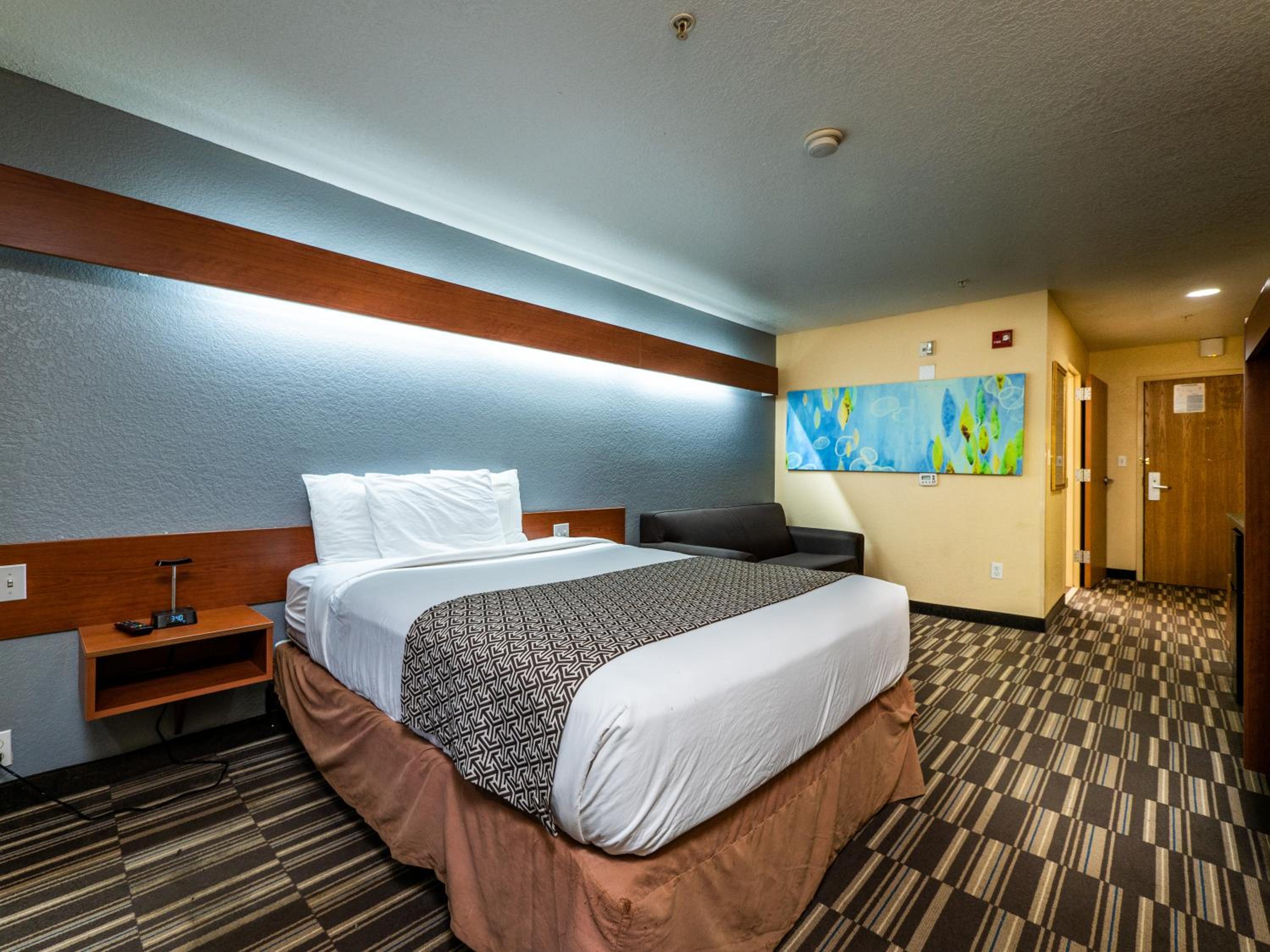 Queen Studio Suite - Mobility and Hearing Impaired Access/Non-Smoking - Photo 5