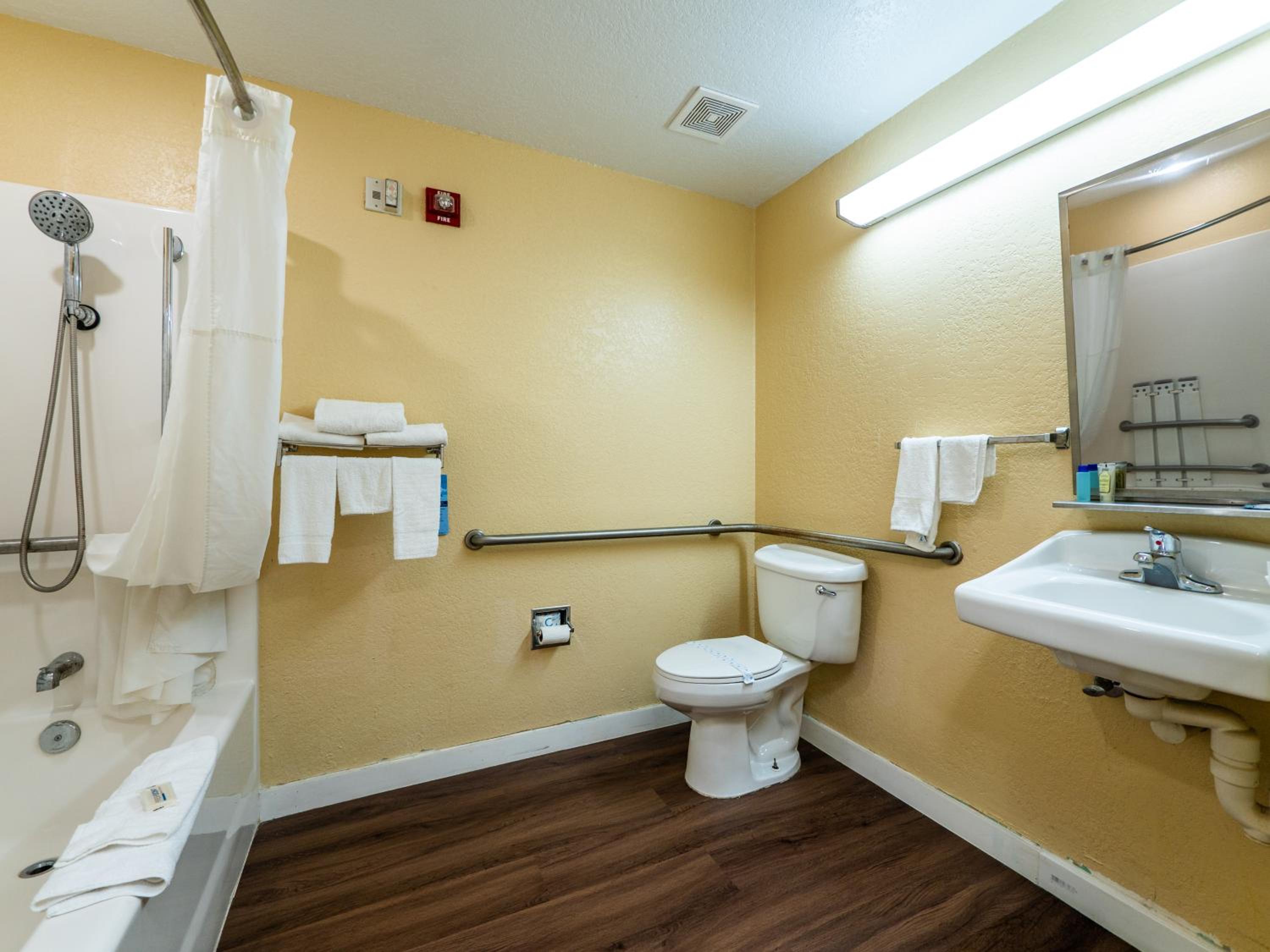 Queen Studio Suite - Mobility and Hearing Impaired Access/Non-Smoking - Photo 4