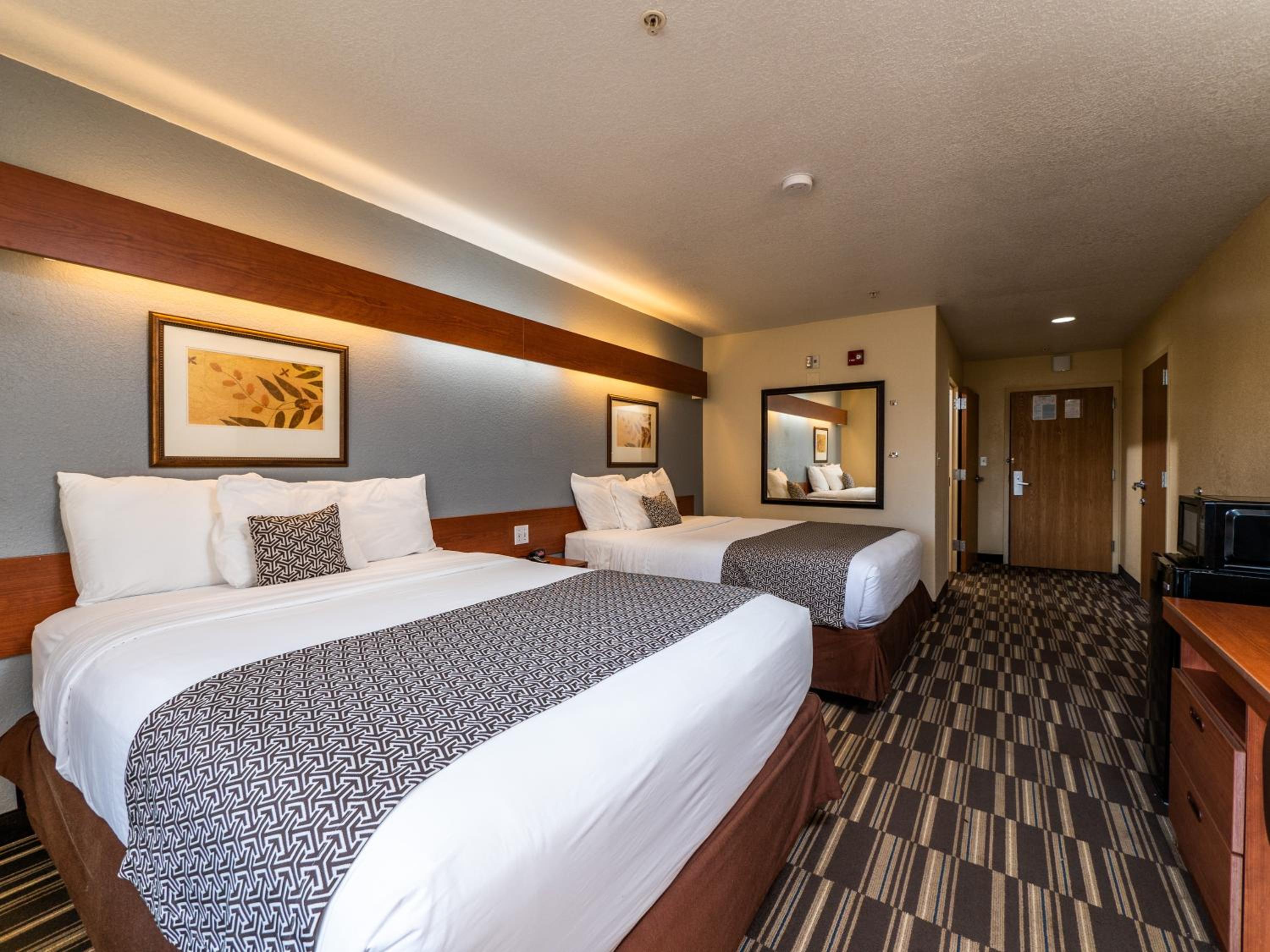 Queen Room with Two Queen Beds and Bath Tub - Hearing Accessible/Non-Smoking - Photo 4