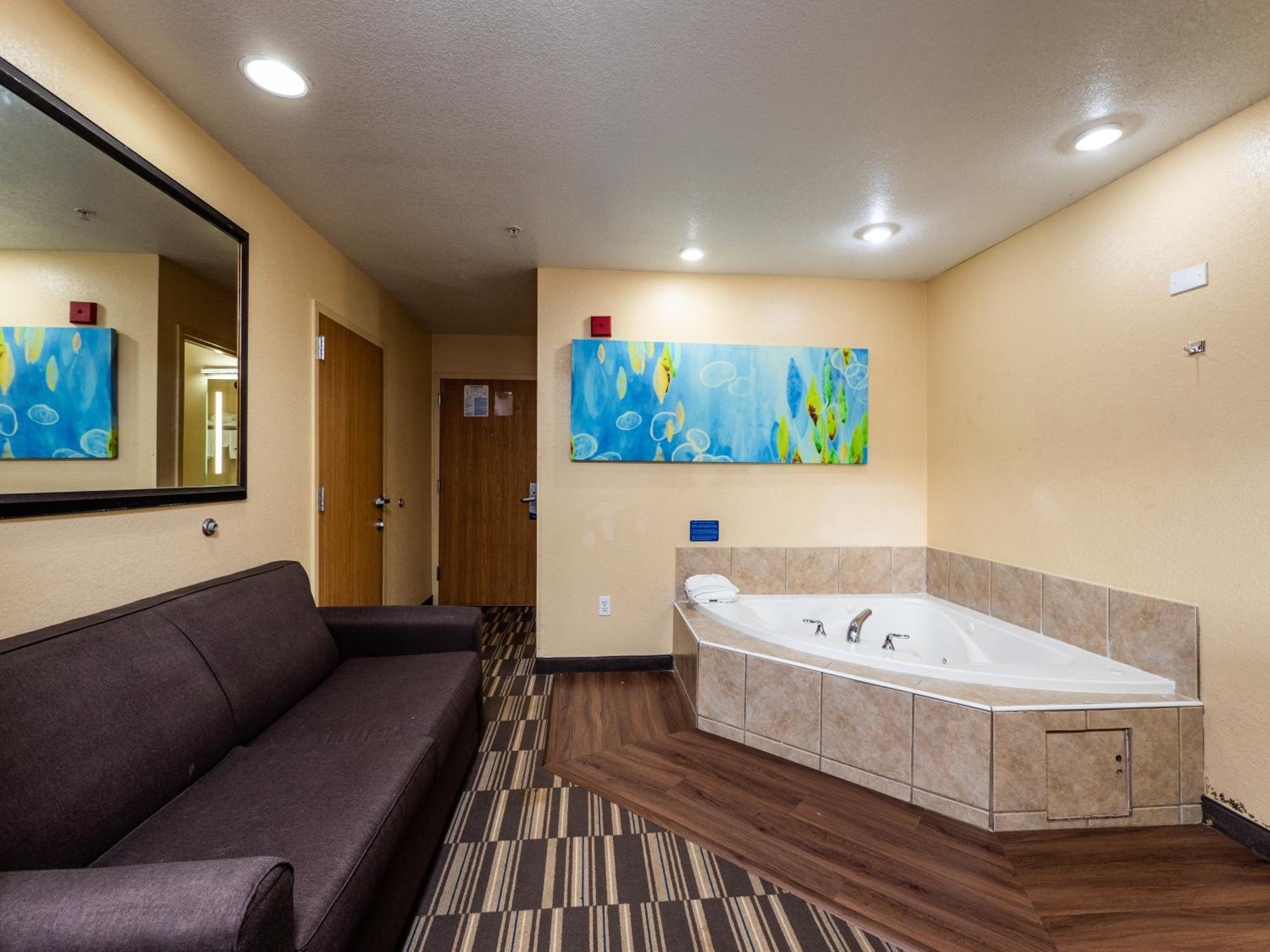 Deluxe Queen Studio Suite - Non-Smoking - Photo 8