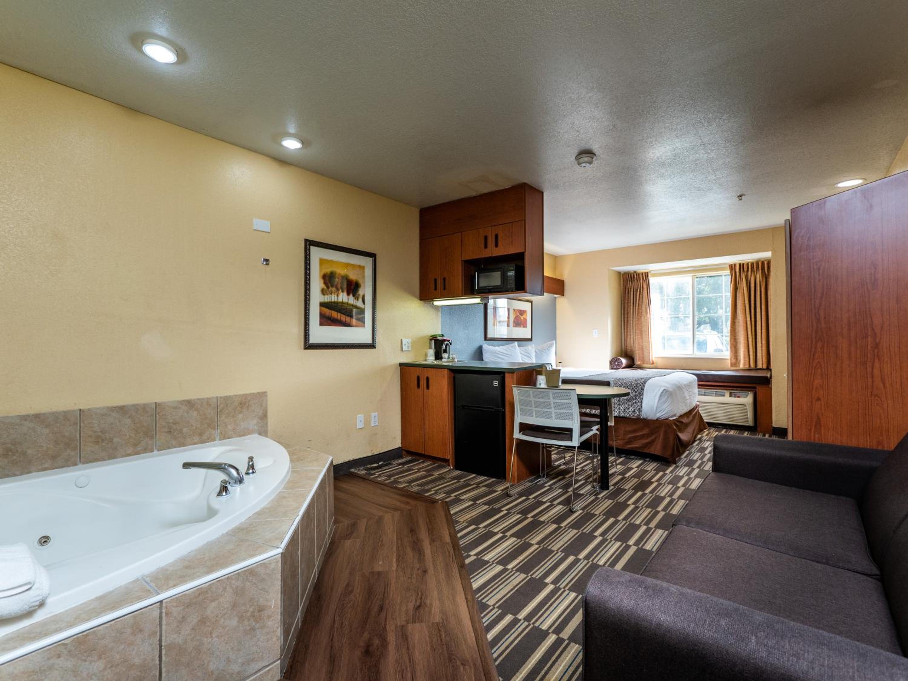 Deluxe Queen Studio Suite - Non-Smoking - Photo 1