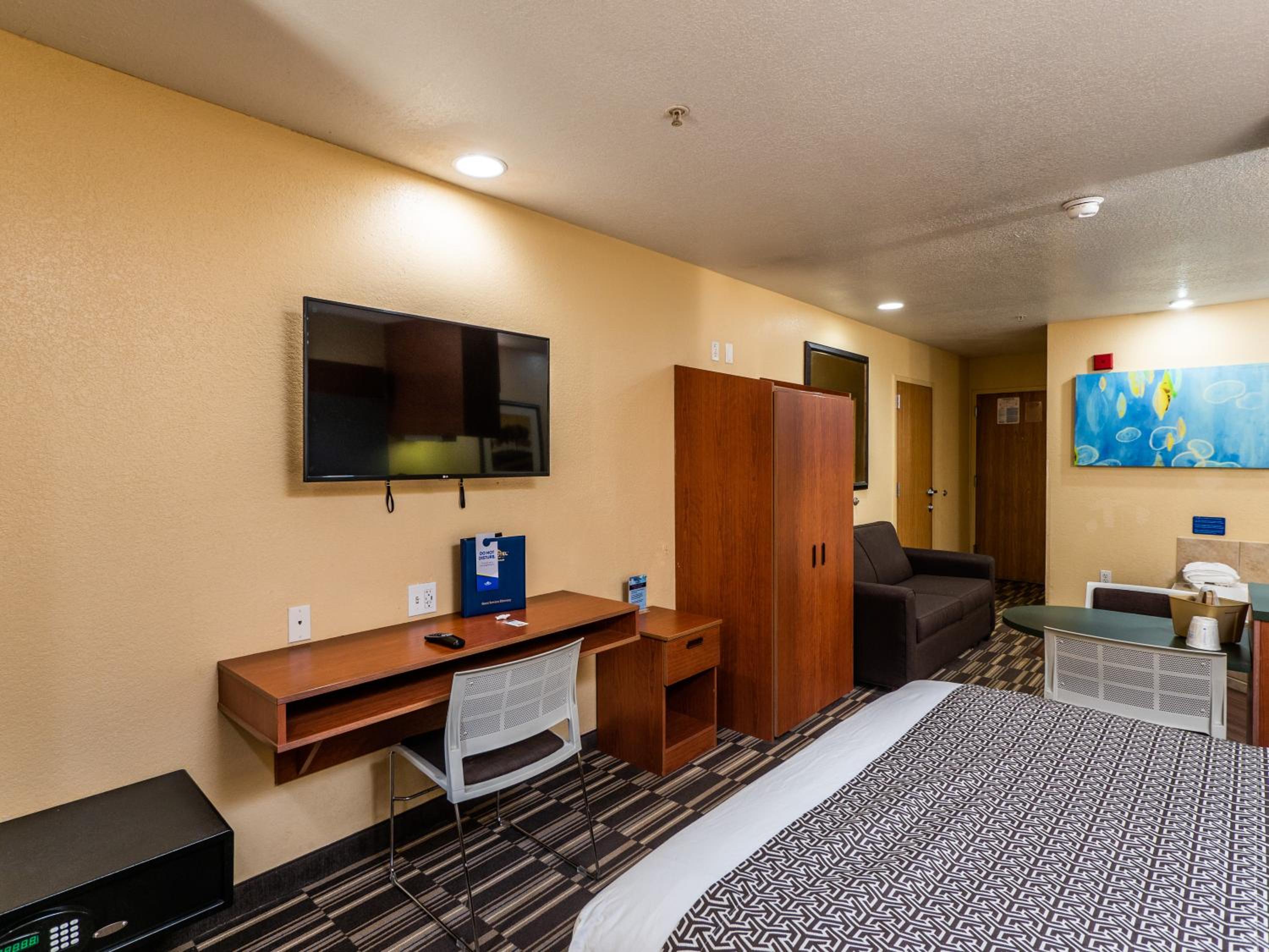 Deluxe Queen Studio Suite - Non-Smoking - Photo 2