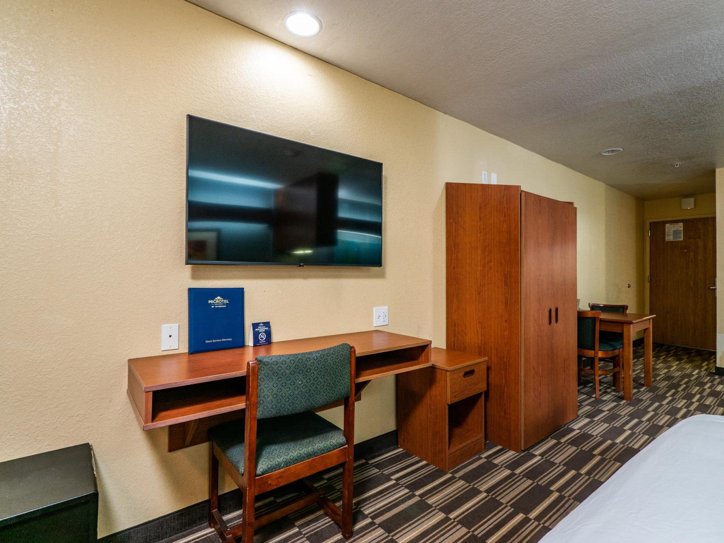 Queen Studio Suite - Non-Smoking - Photo 1