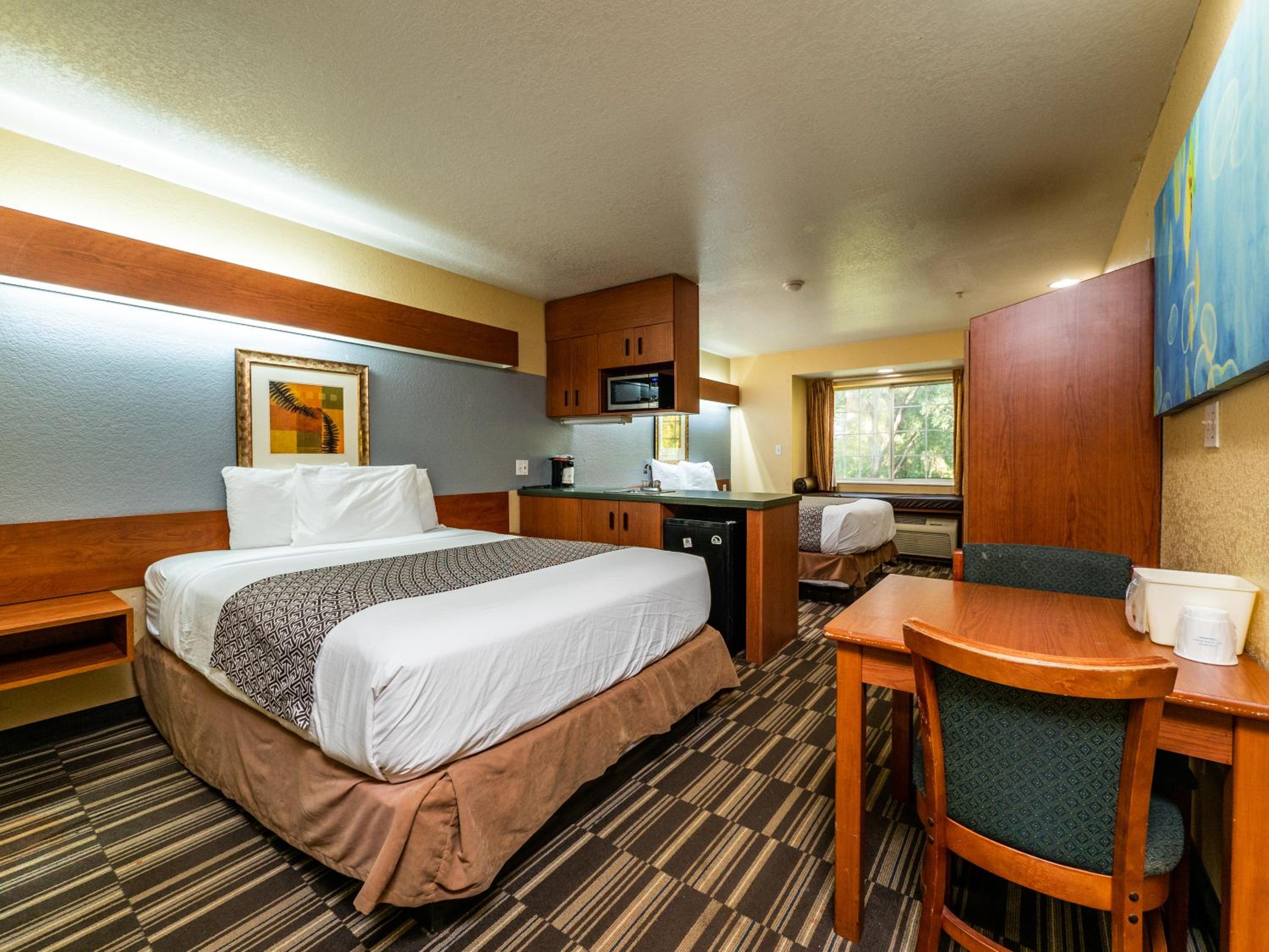 Studio Suite with Two Queen Beds - Non-Smoking - Photo 3