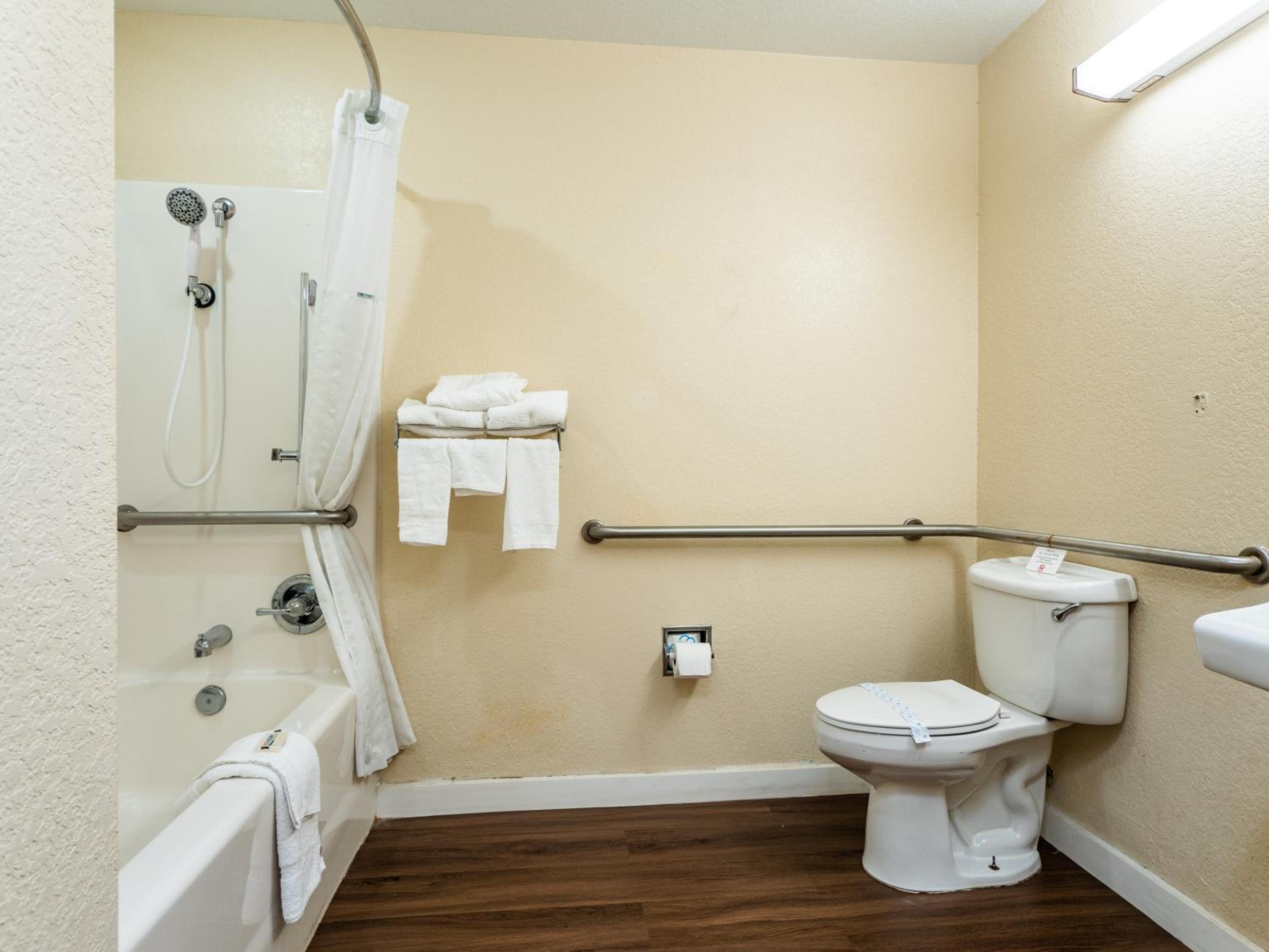 Queen Studio Suite - Mobility and Hearing Impaired Access/Non-Smoking - Photo 3