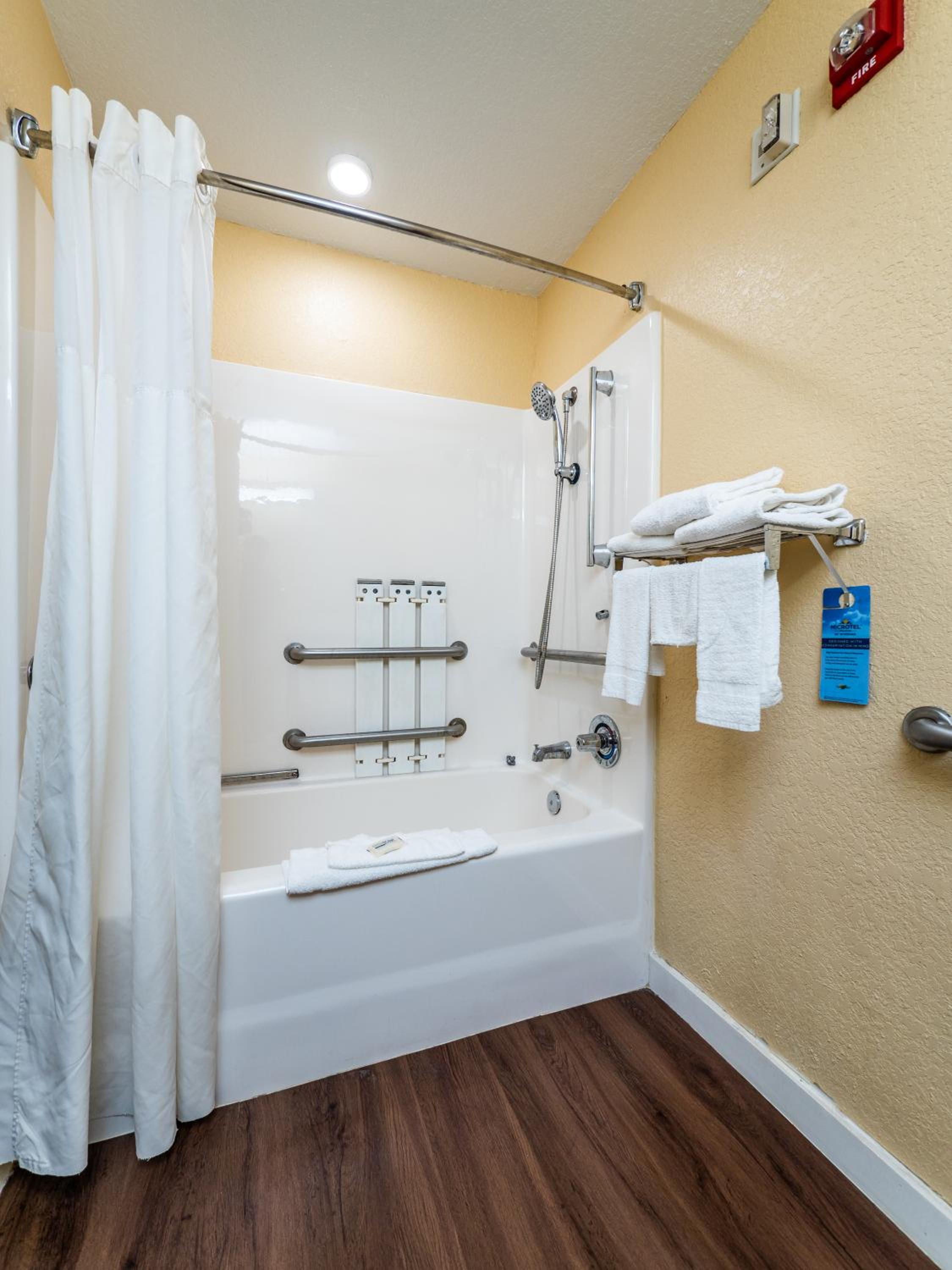 Queen Studio Suite - Mobility and Hearing Impaired Access/Non-Smoking - Photo 2