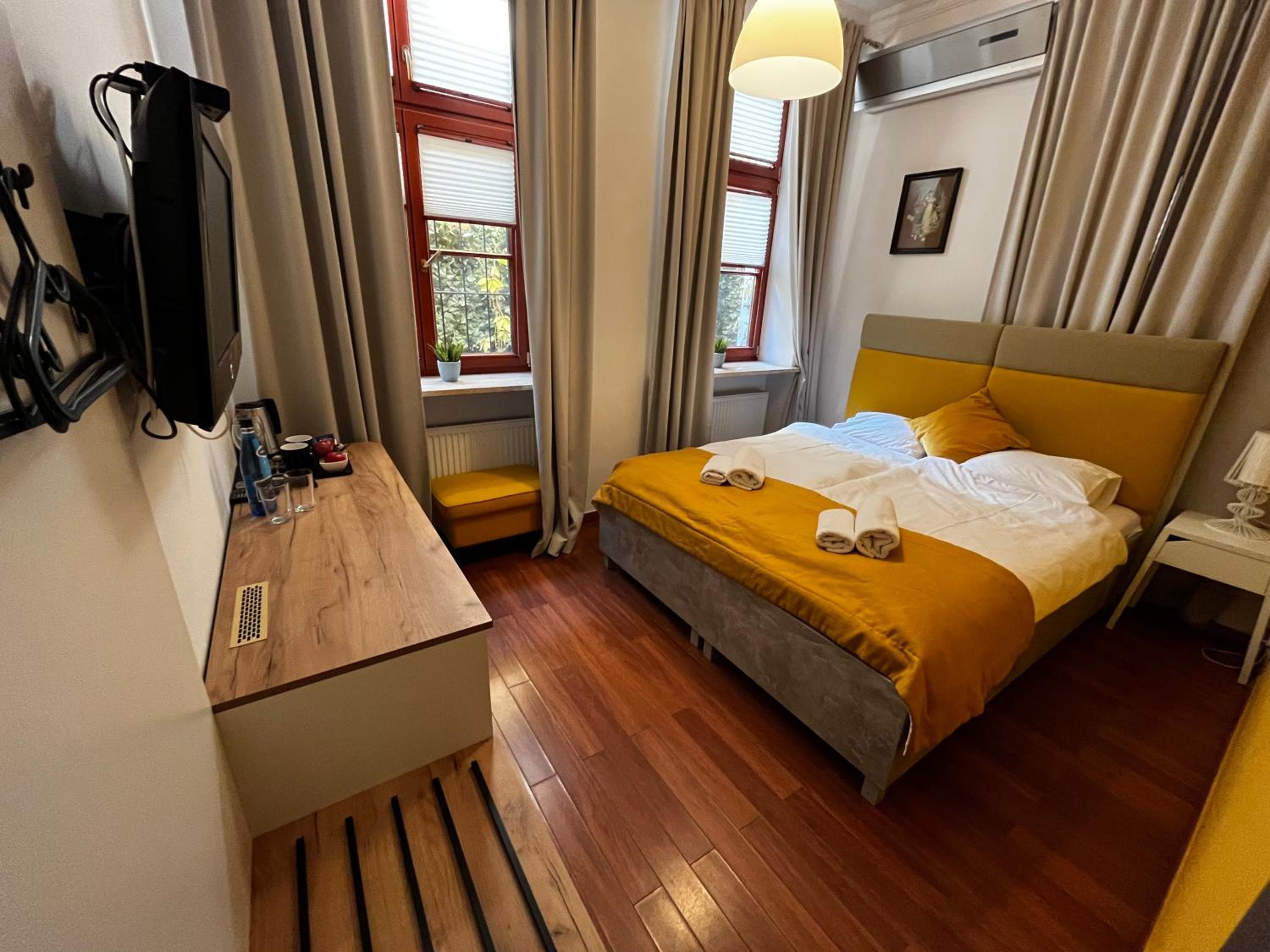 Deluxe Double Room with Shower - Photo 4