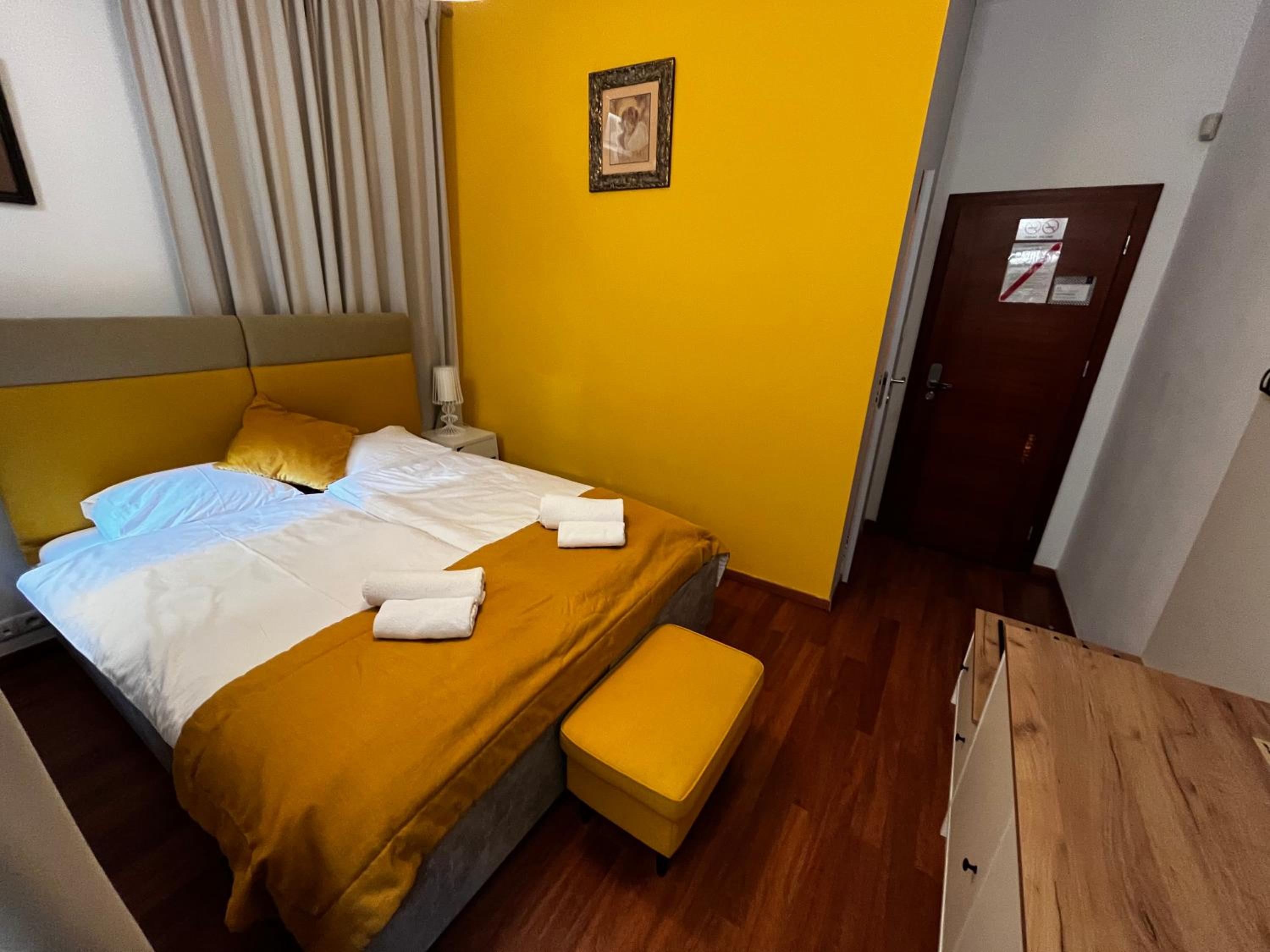 Deluxe Double Room with Shower - Photo 7