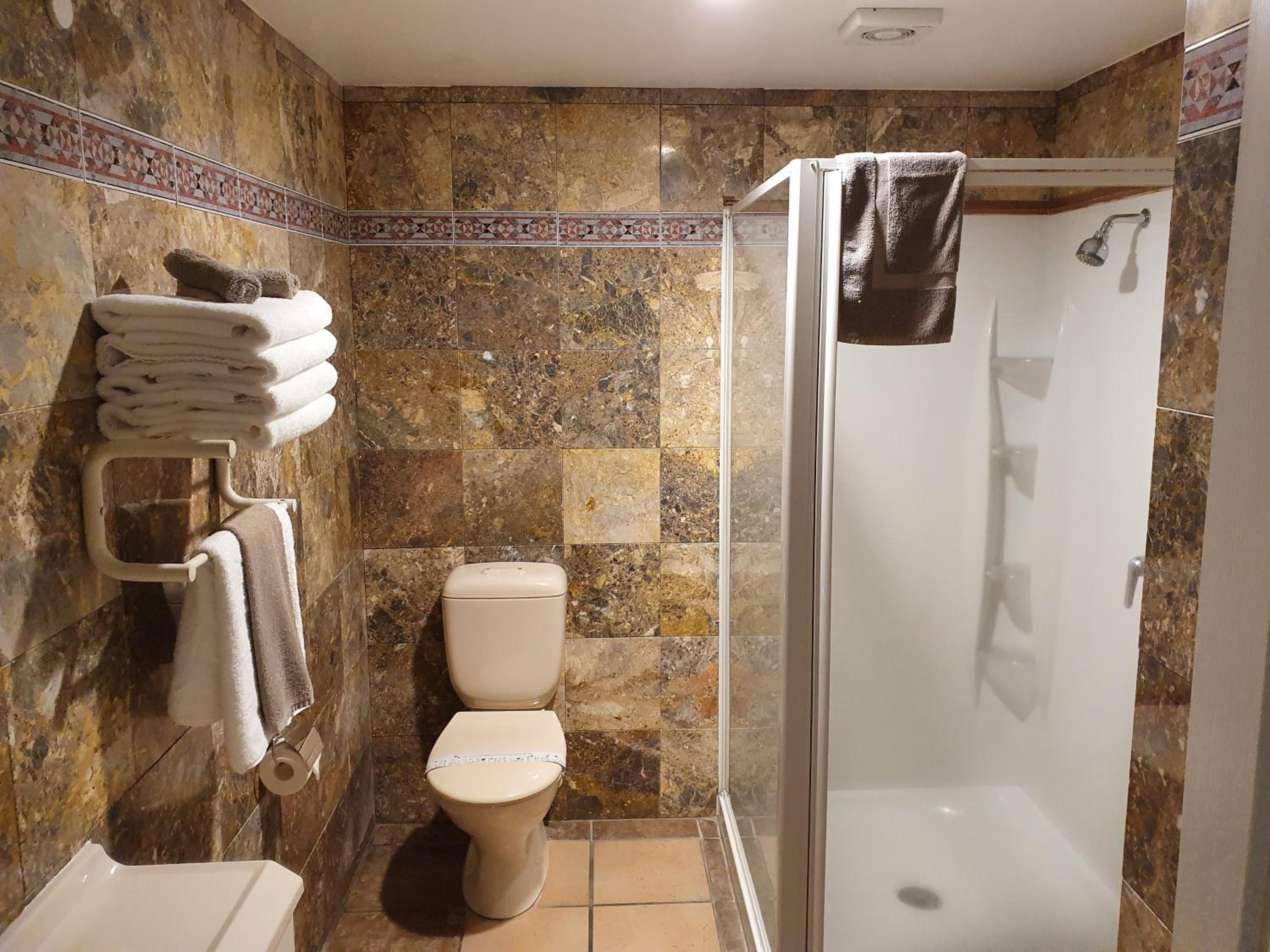 One-Bedroom Apartment with Hot Tub photo 2