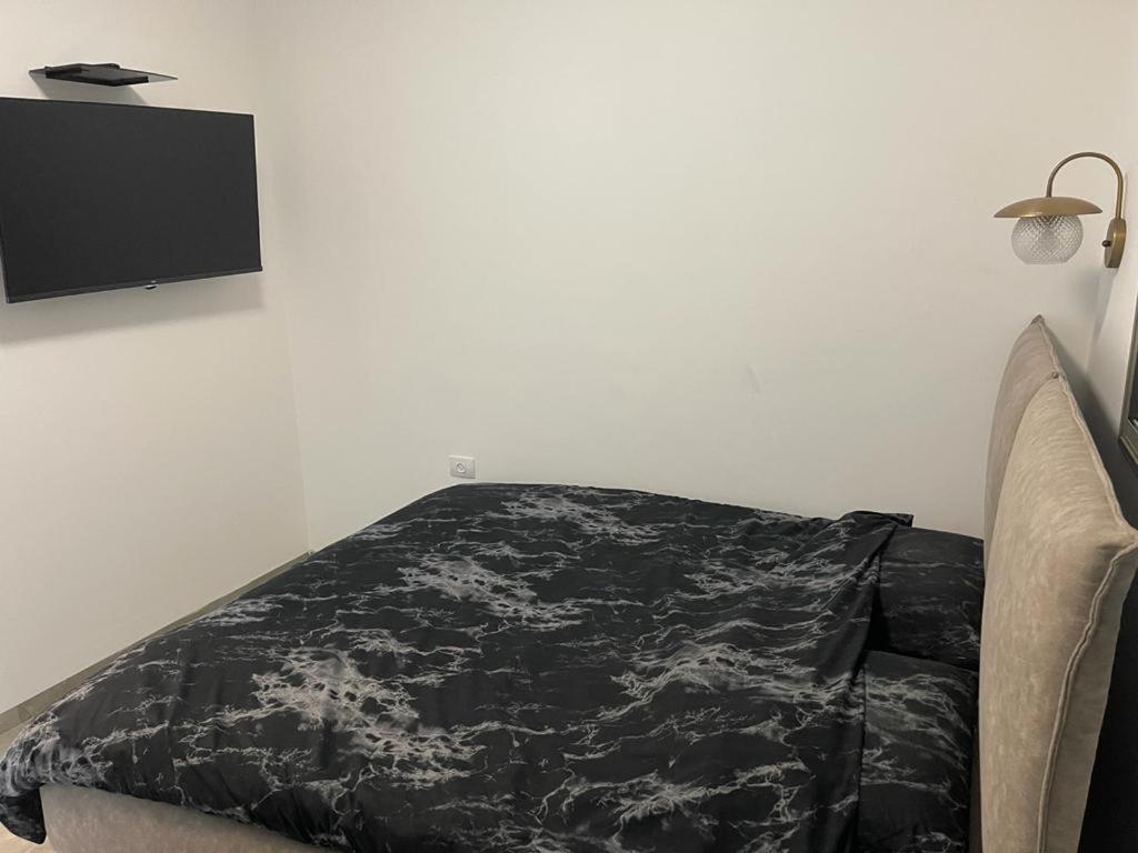 One-Bedroom Apartment - Photo 2