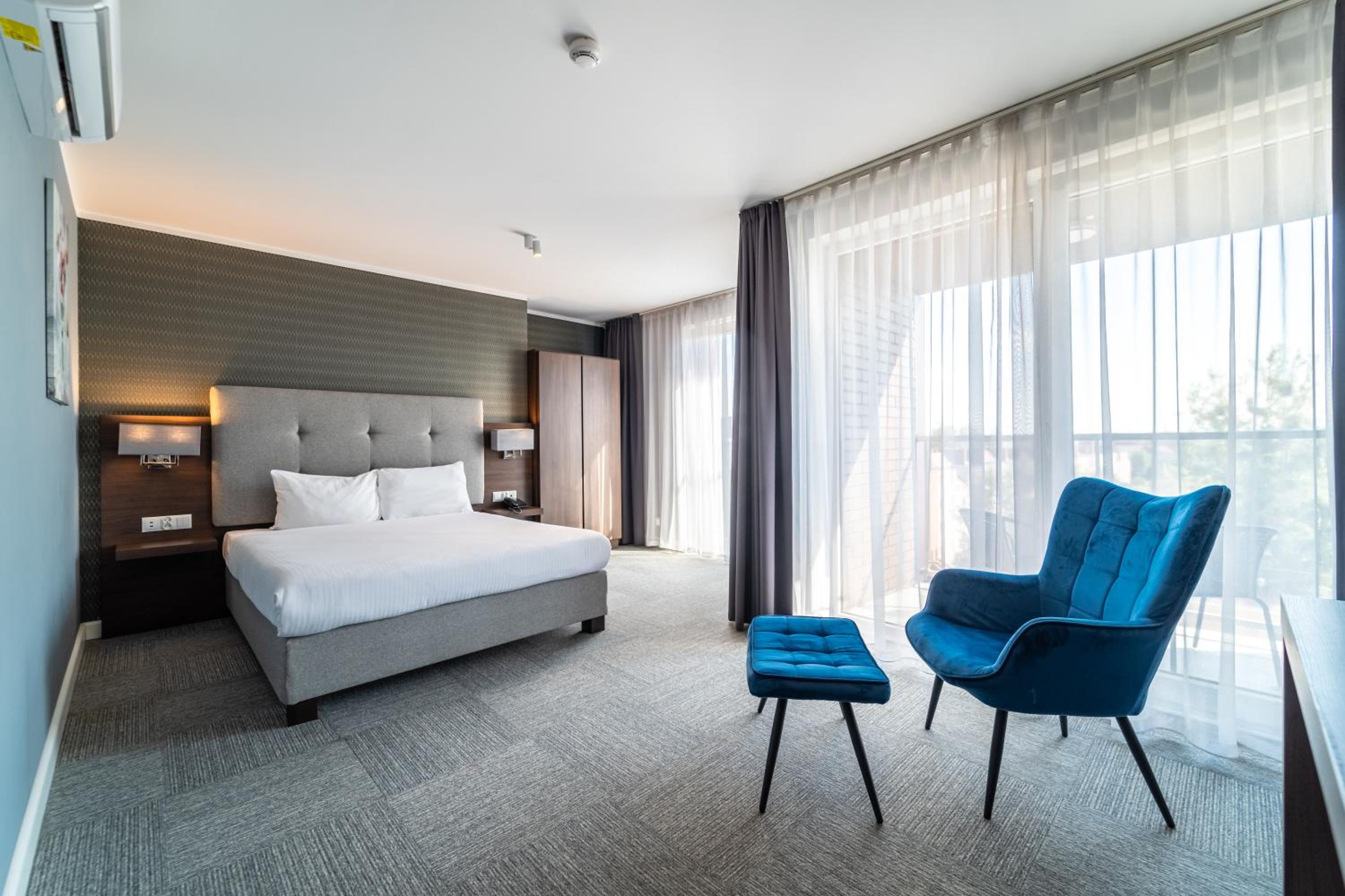 Deluxe Double Room with Balcony - Photo 2