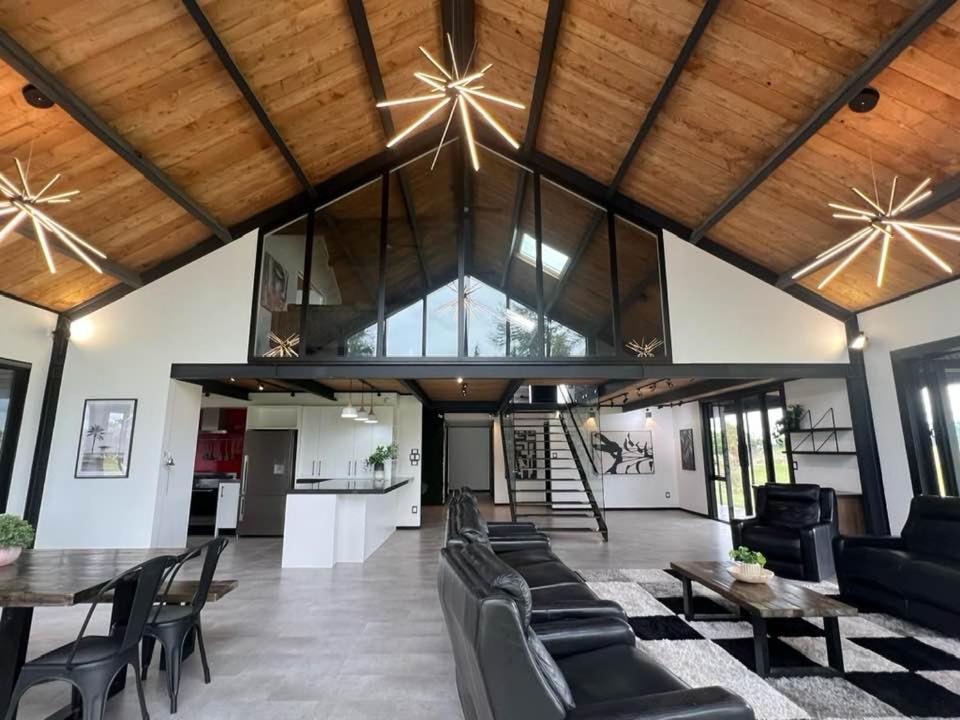Five-Bedroom House photo 1