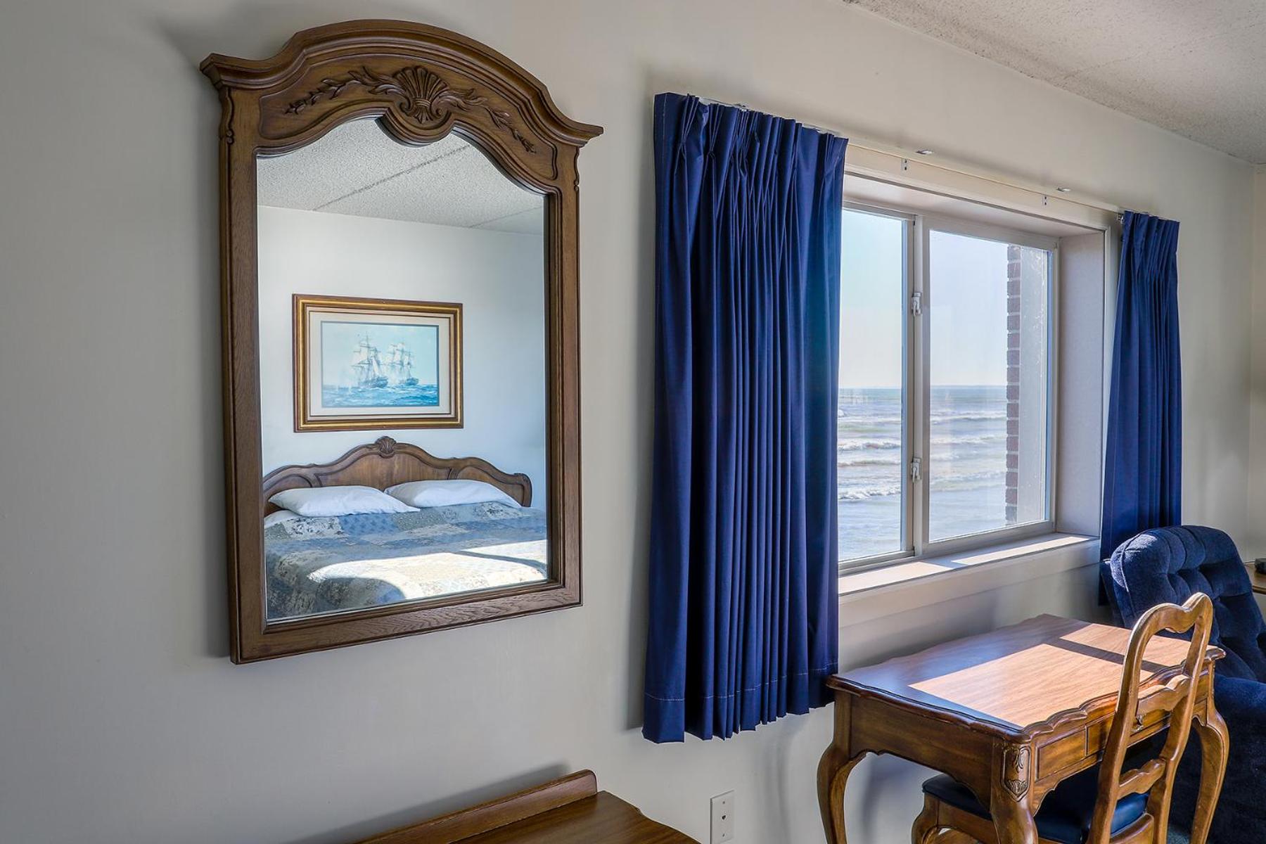 Deluxe King Room with Lake View photo 1