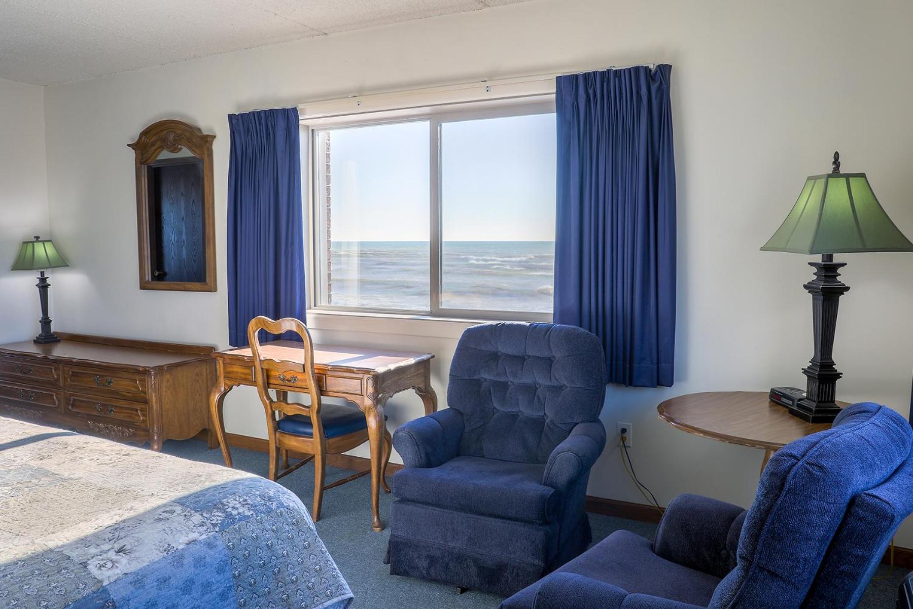 Deluxe King Room with Lake View photo 3
