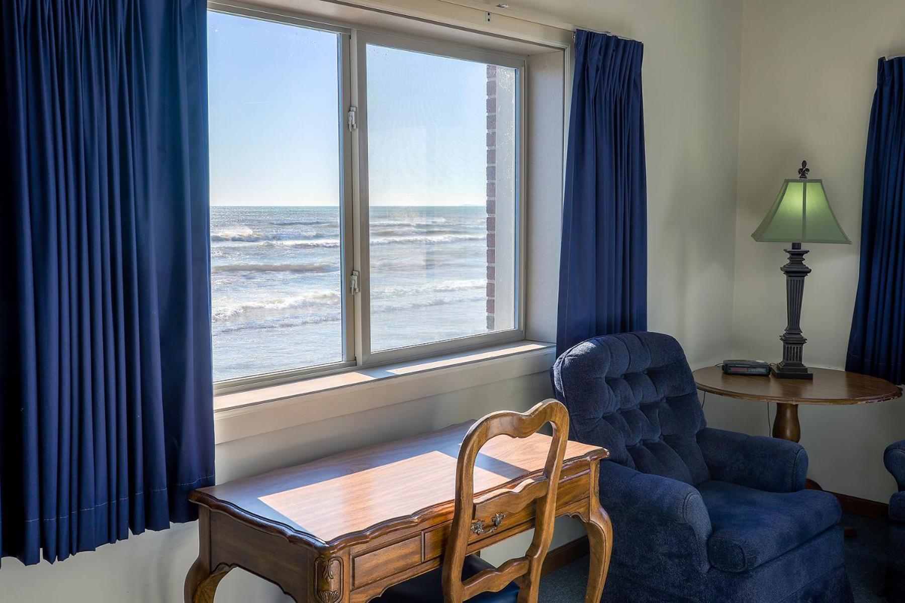 Deluxe King Room with Lake View photo 2