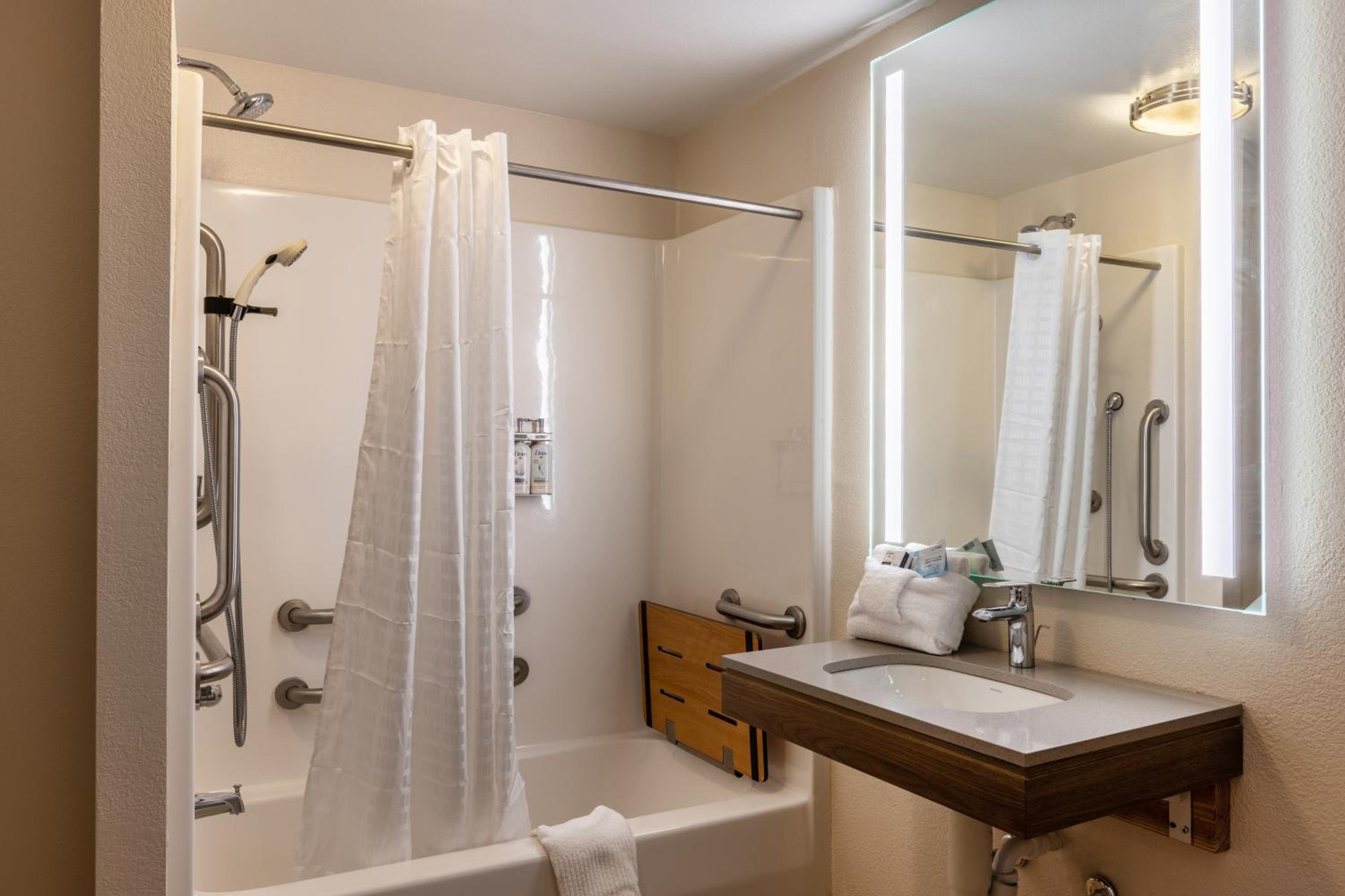 Queen Room with Mobility Accessible Tub - Non-Smoking - Photo 3
