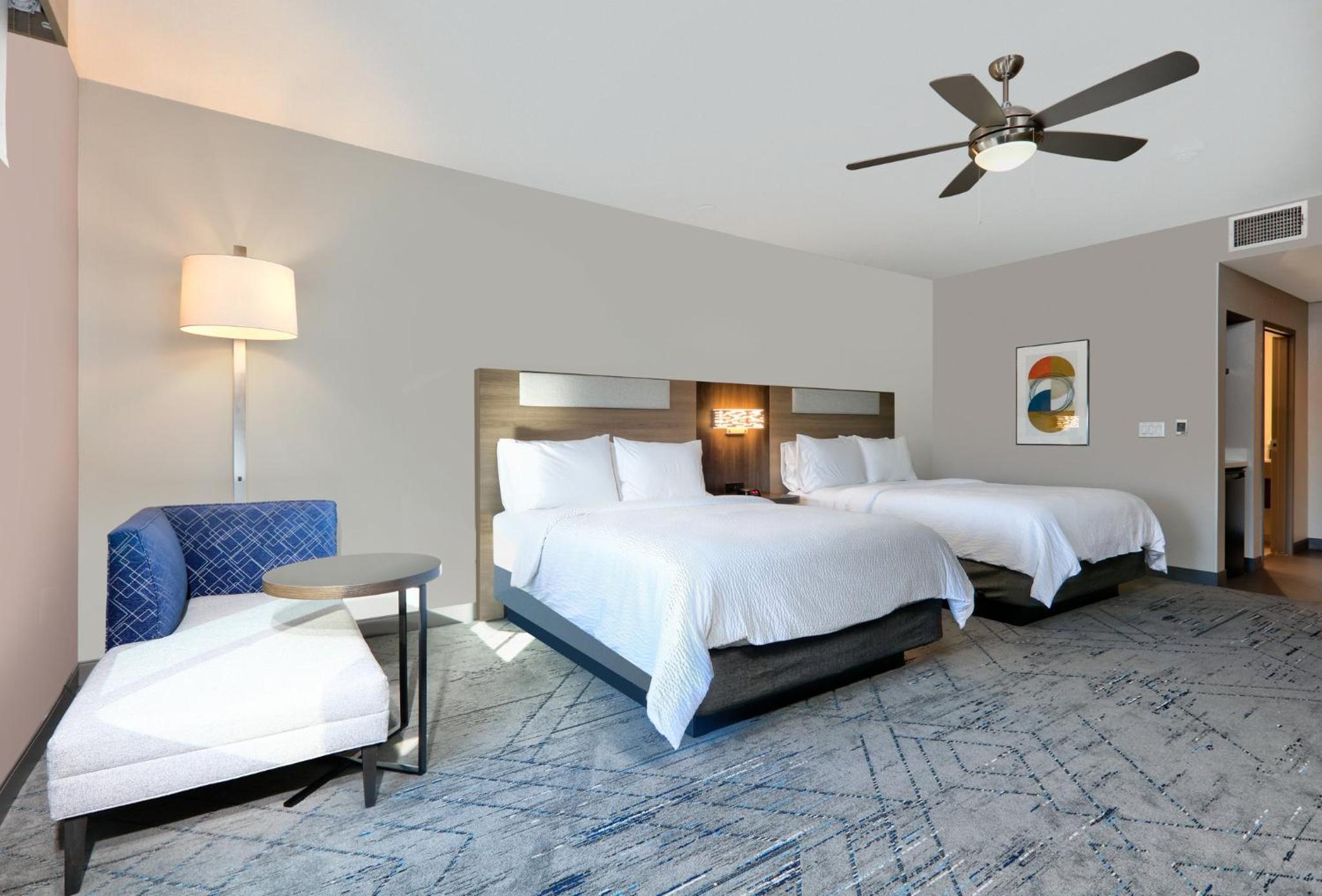 Standard Queen Room with Two Queen Beds - Photo 6