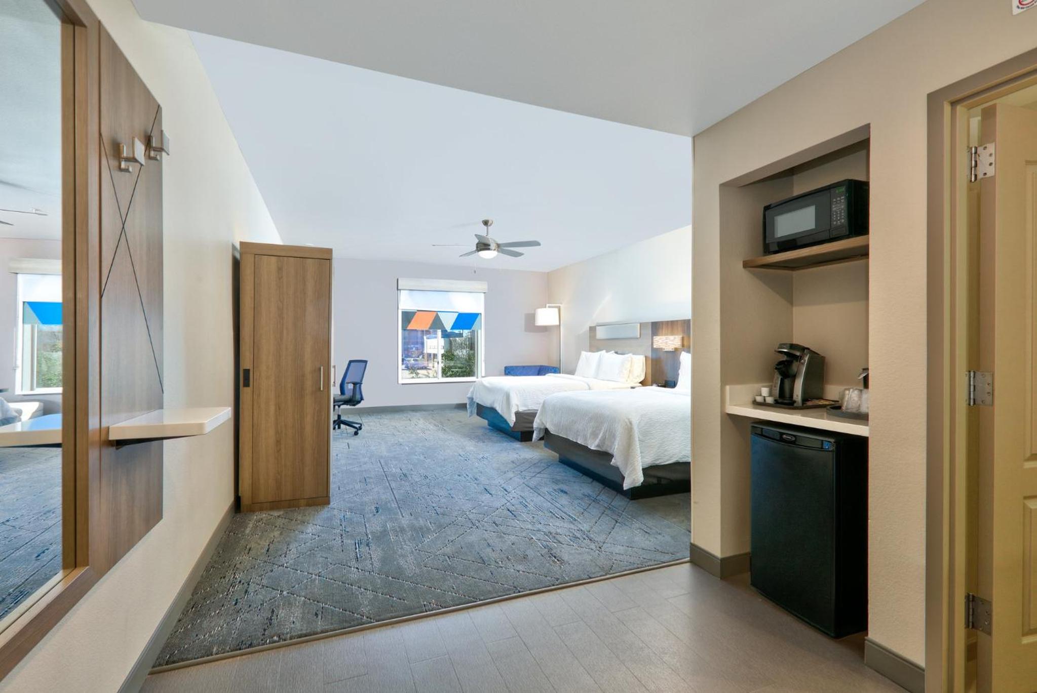 Standard Queen Room with Two Queen Beds - Photo 7