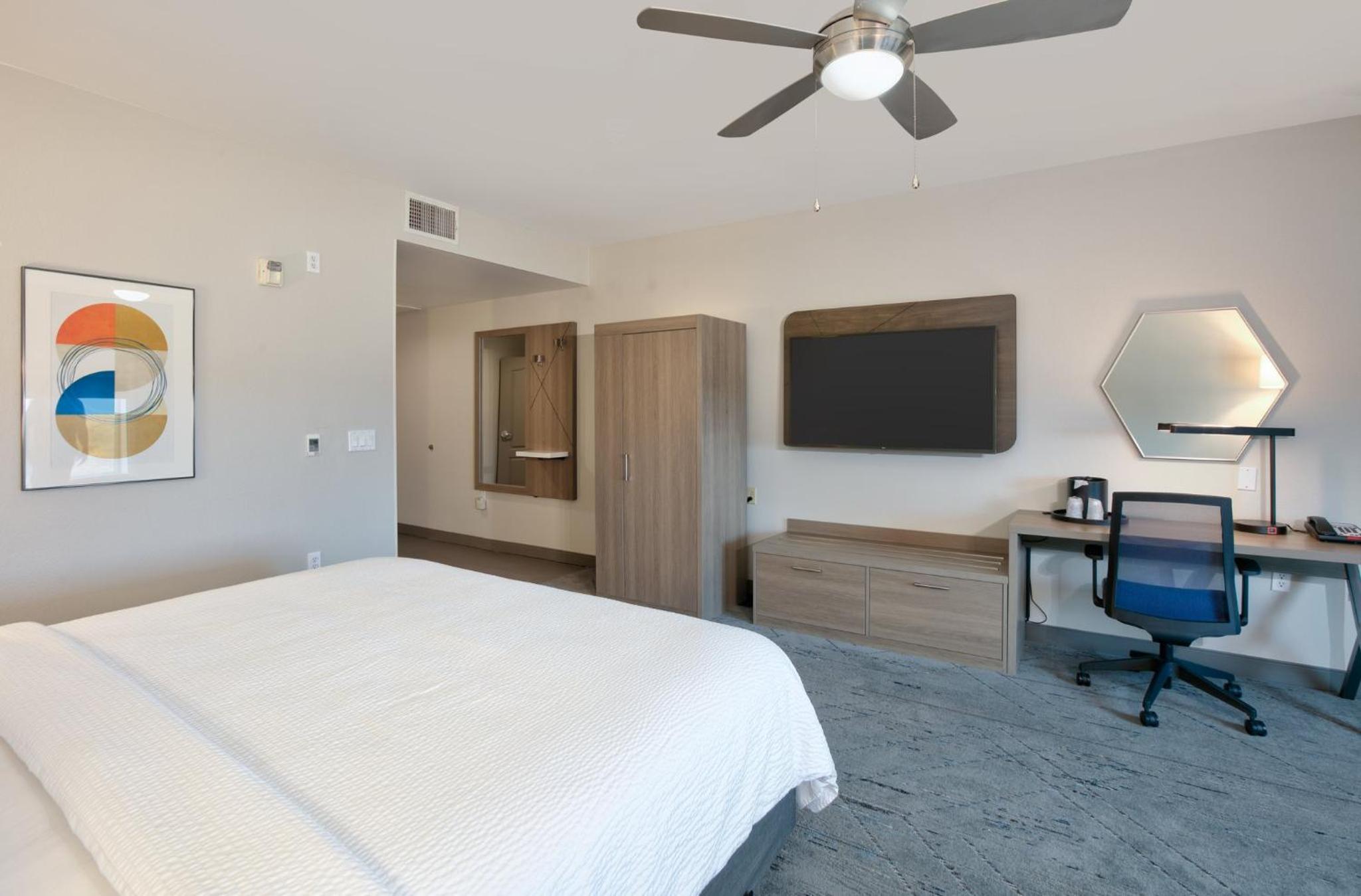 Standard King Room - Photo 5