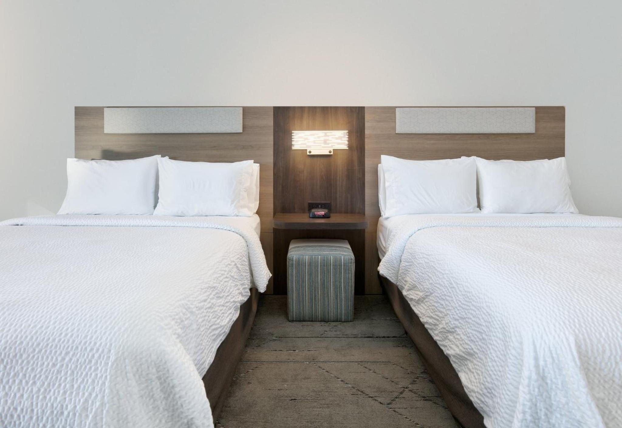 Standard Queen Room with Two Queen Beds - Photo 8