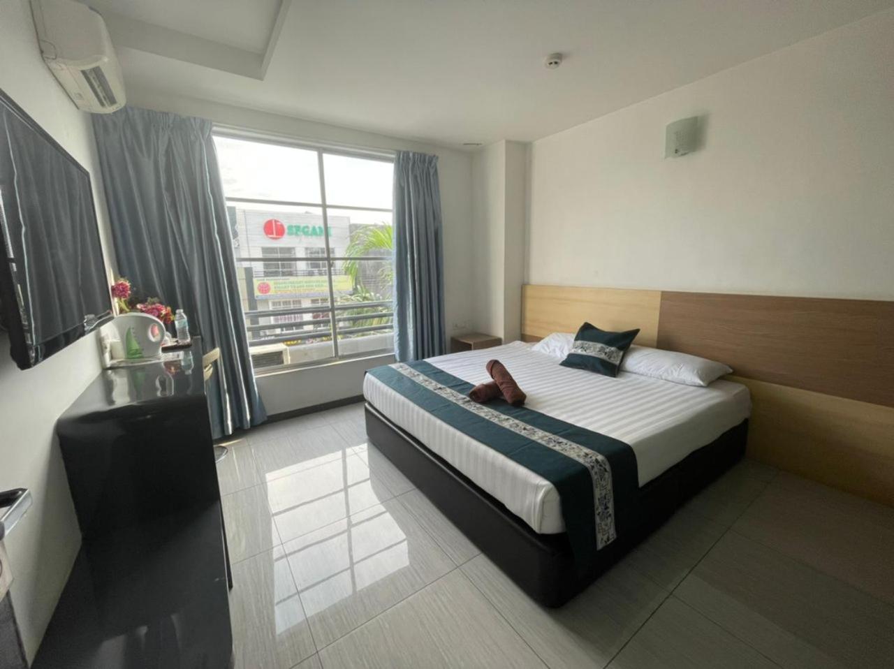 Deluxe King Room - Photo 1