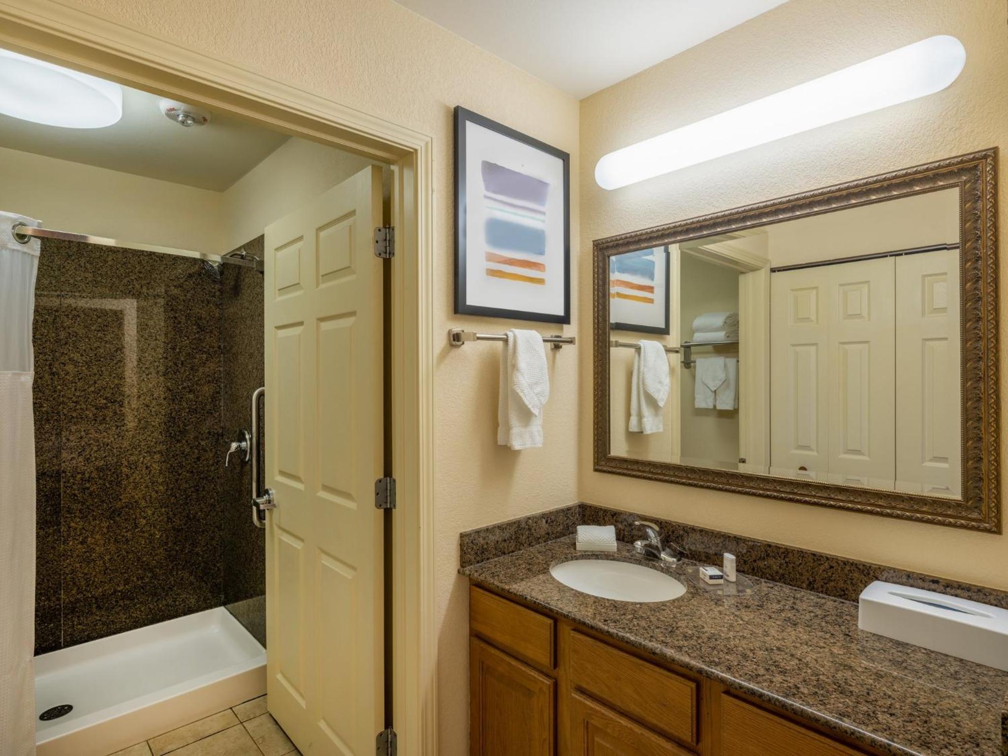 Queen Studio Suite with Hearing Accessible Roll in Shower - Non-Smoking