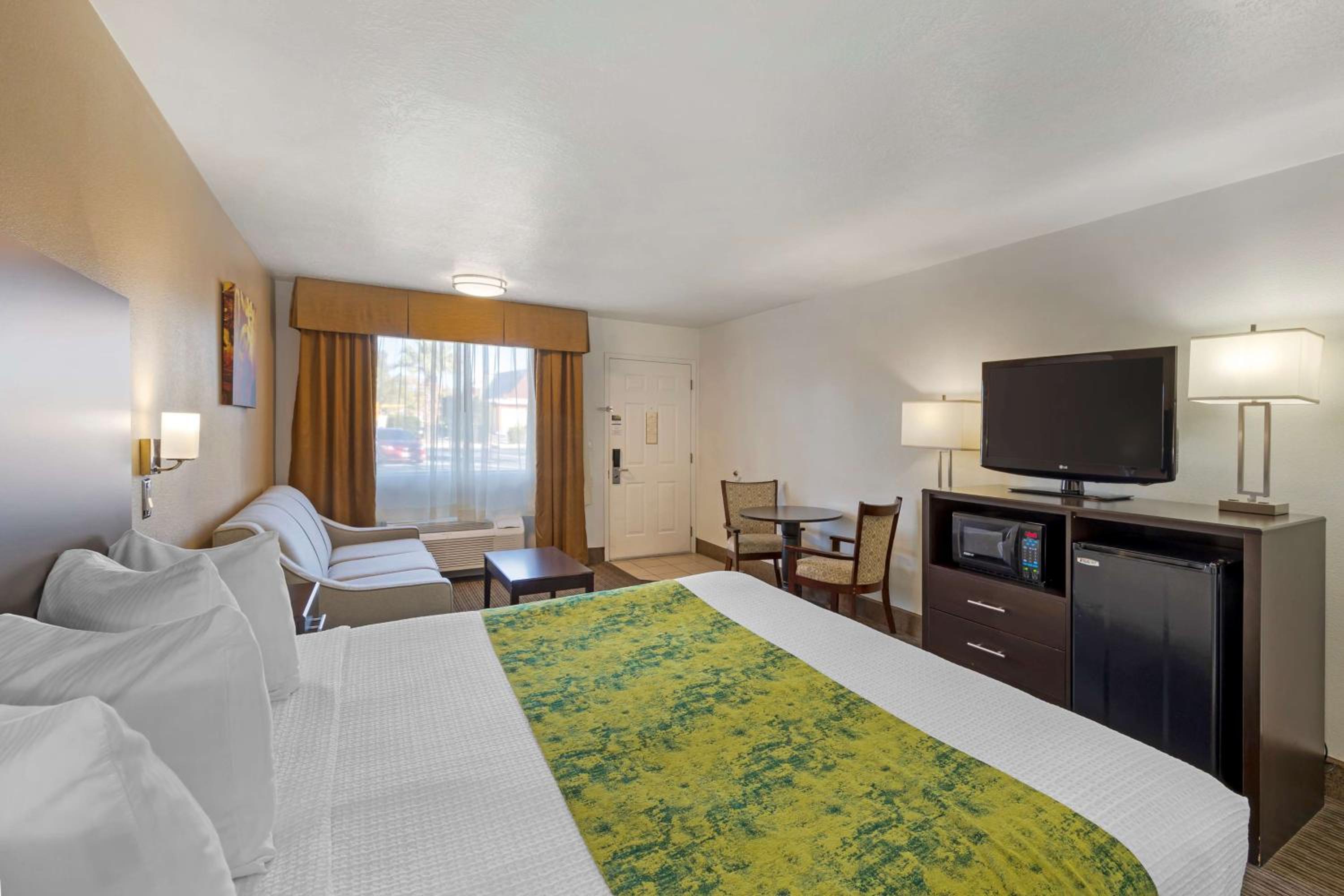 King Room - Non-Smoking photo 2