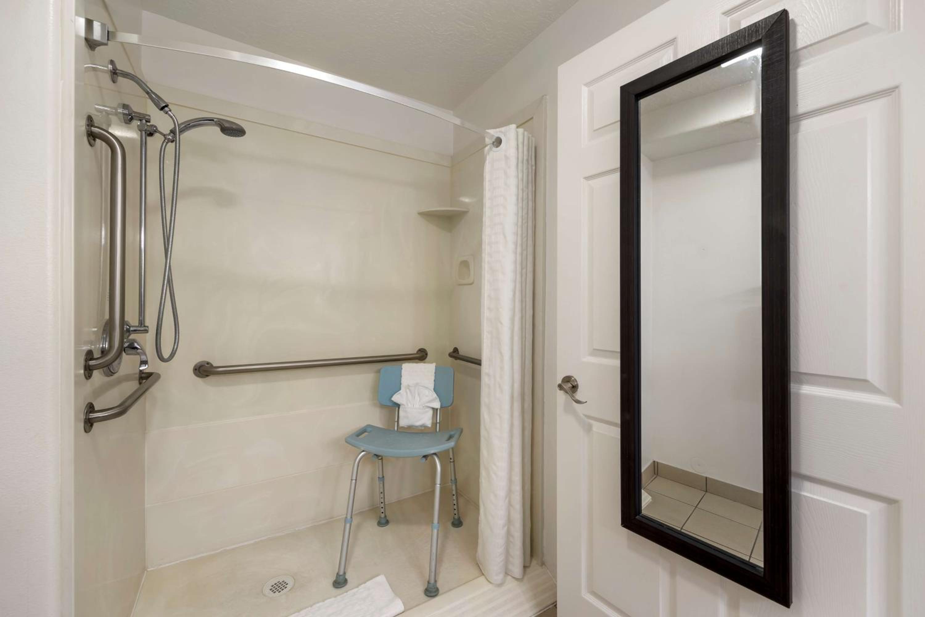 Queen Room With Two Queen Beds And Roll-In Shower- Disability Access/Non-Smoking photo 3