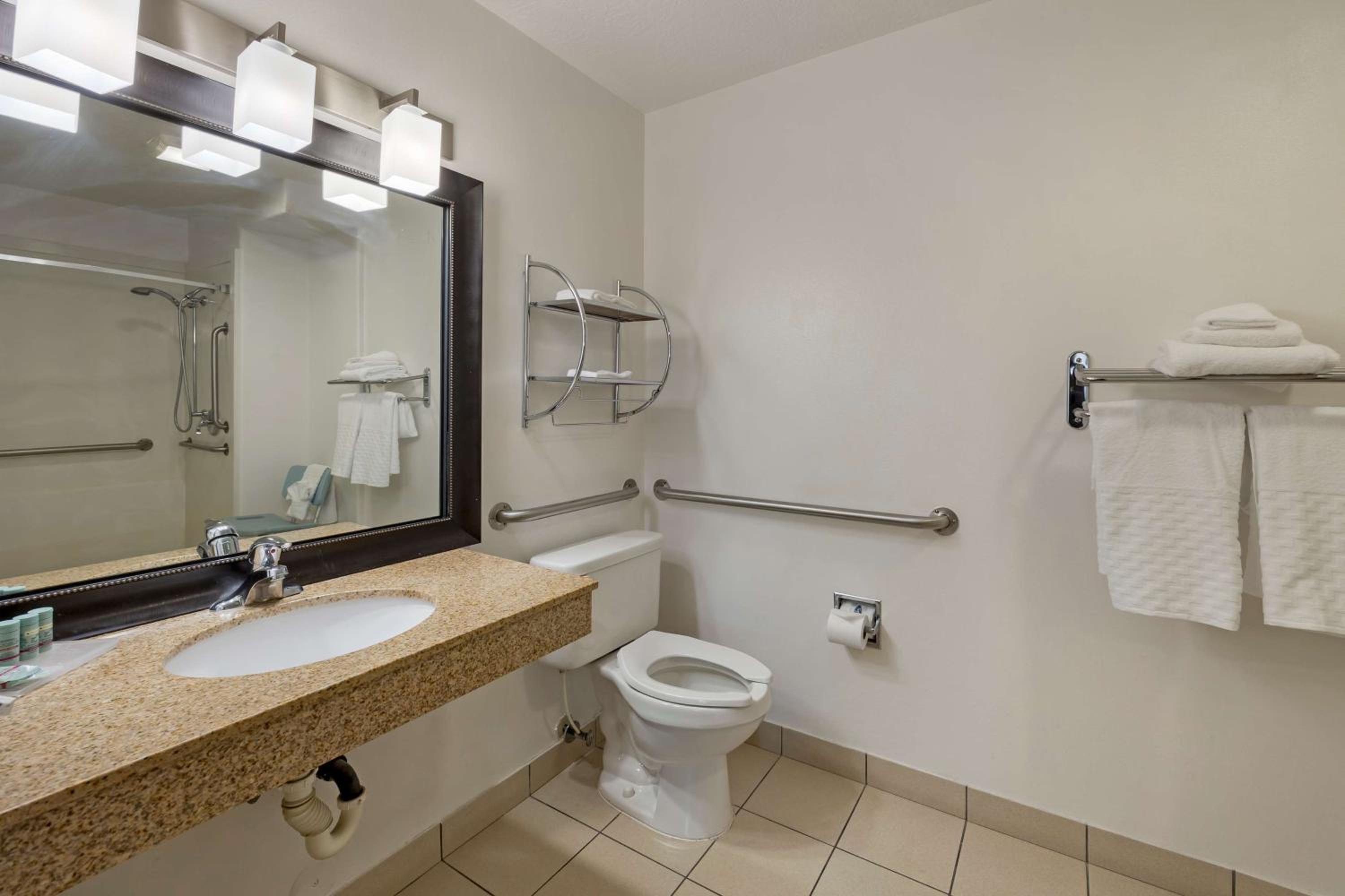 Queen Room with Two Queen Beds with Bath Tub - Mobility Accessible/Non-Smoking photo 3