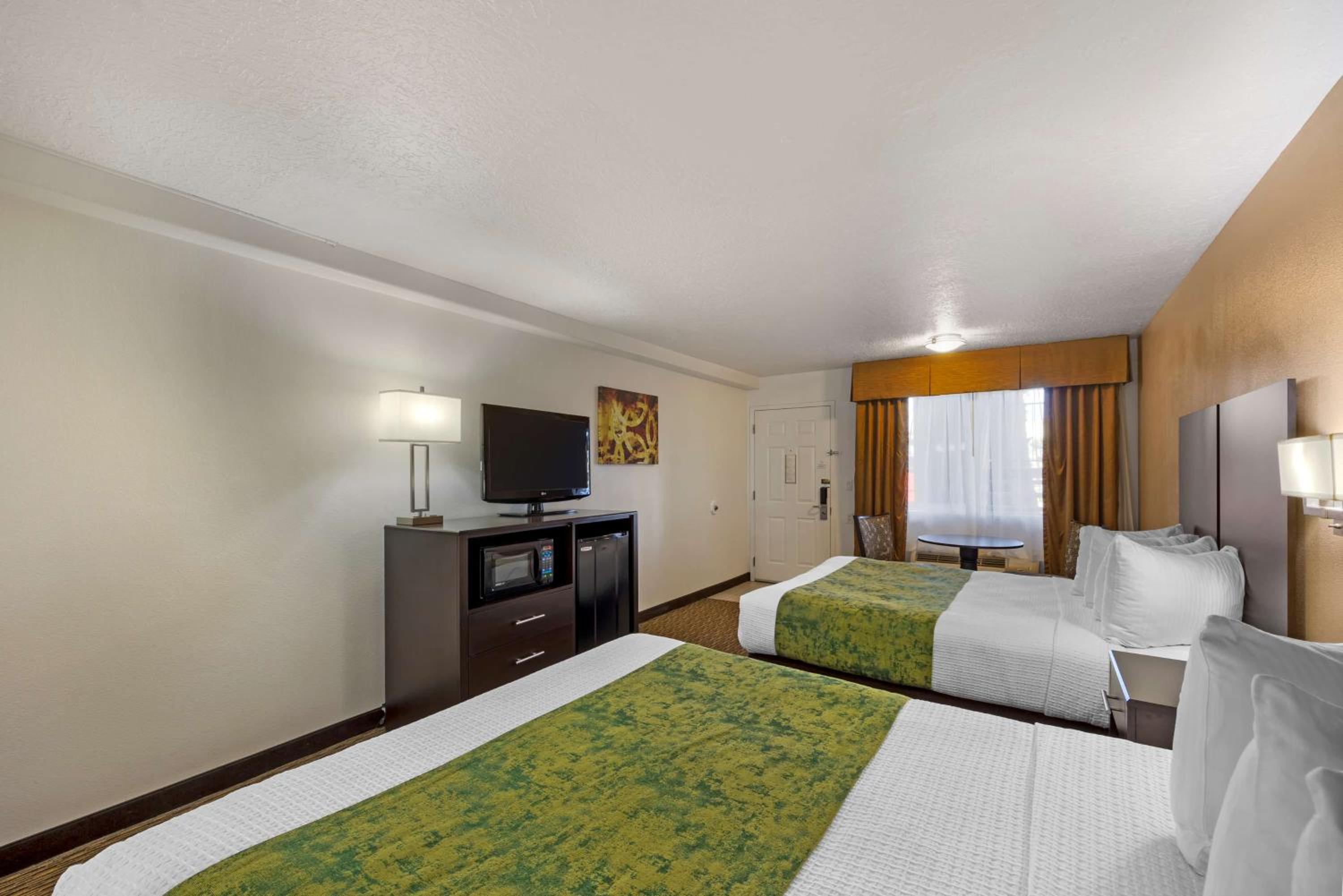 Queen Room with Two Queen Beds and Roll-In Shower - Disability Access/Non-Smoking photo 3