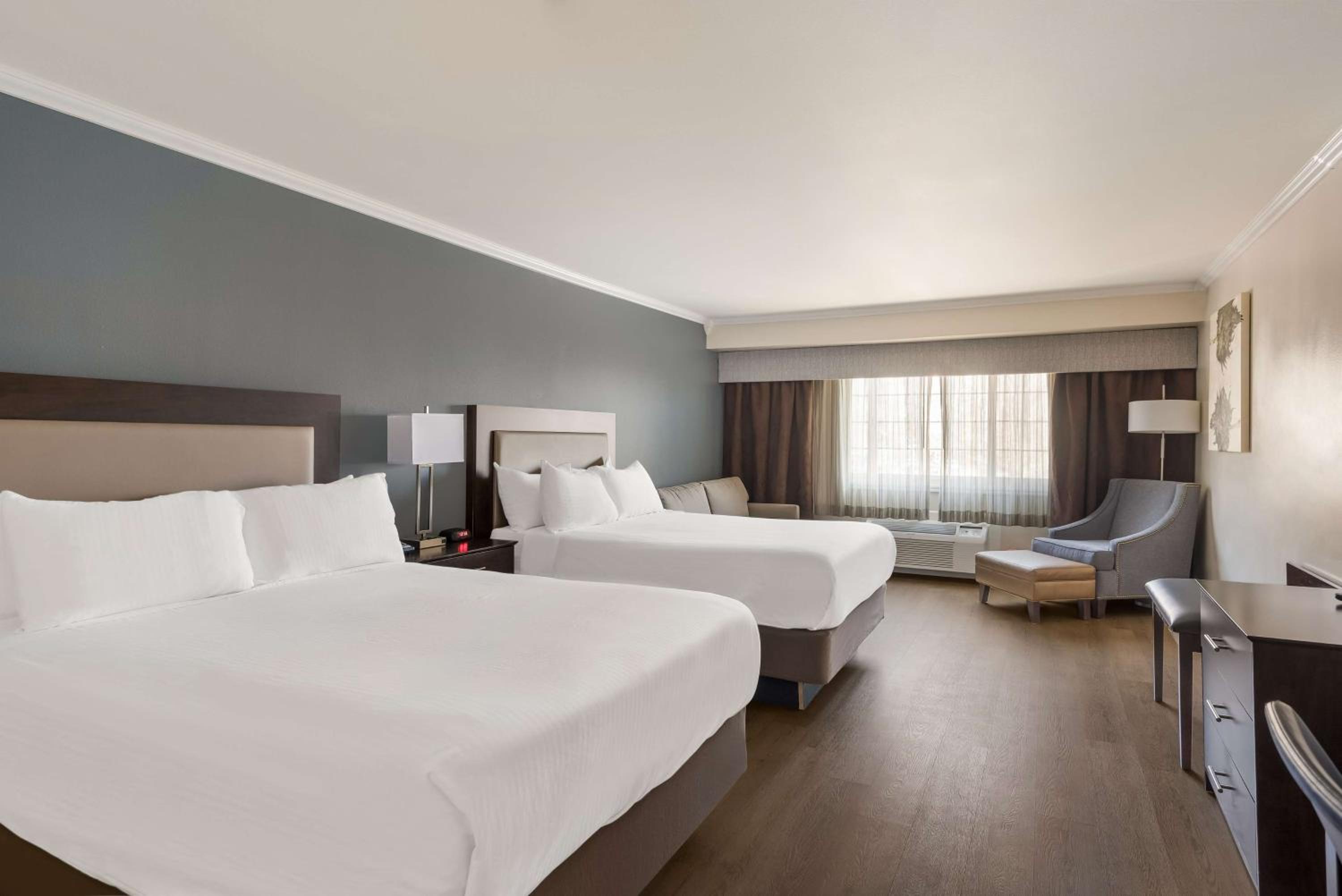 Queen Room with Two Queen Beds - Photo 3