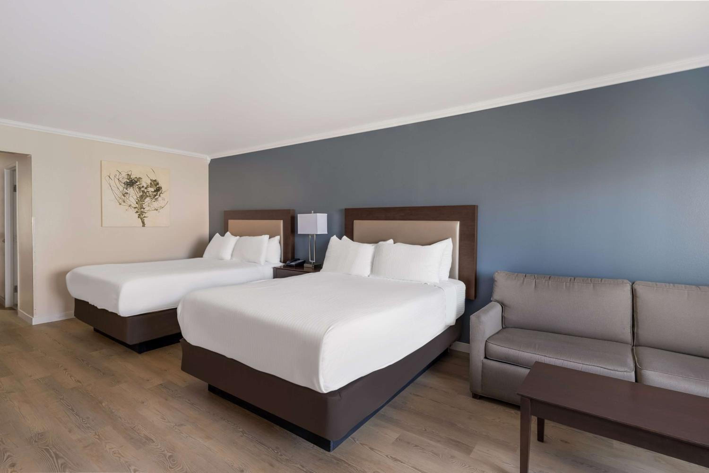 Queen Room with Two Queen Beds - Photo 2